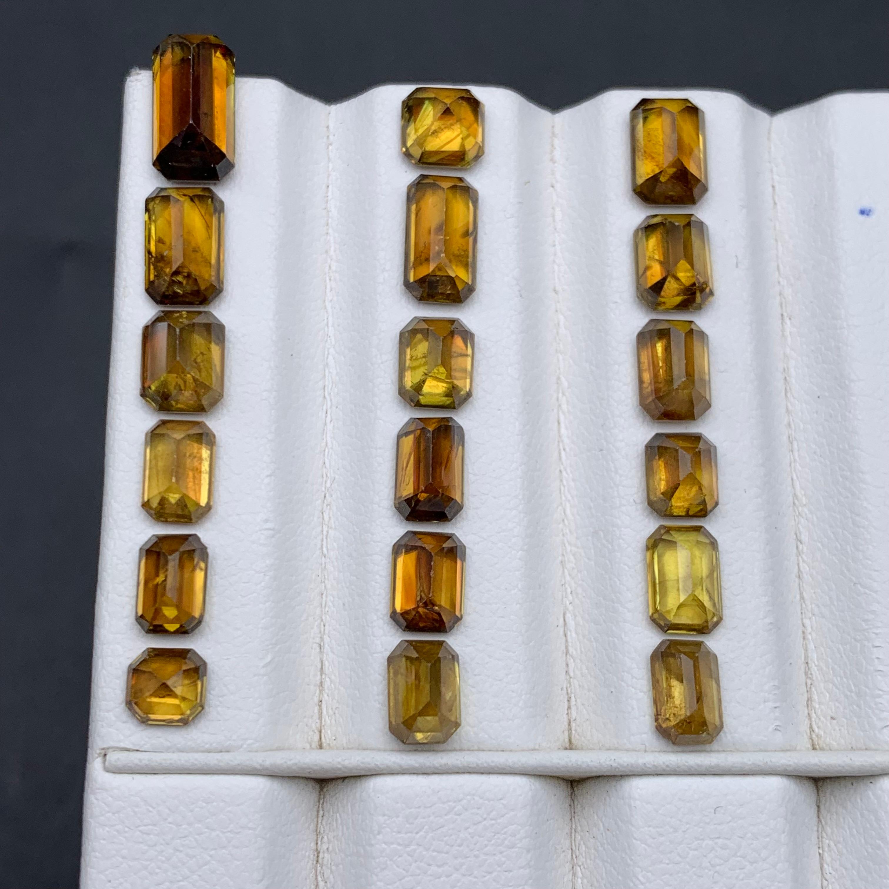 Taille coussin Pierres précieuses non serties Sphene/Titanite jaune brunâtre profond Lot 20.20 carats en vente