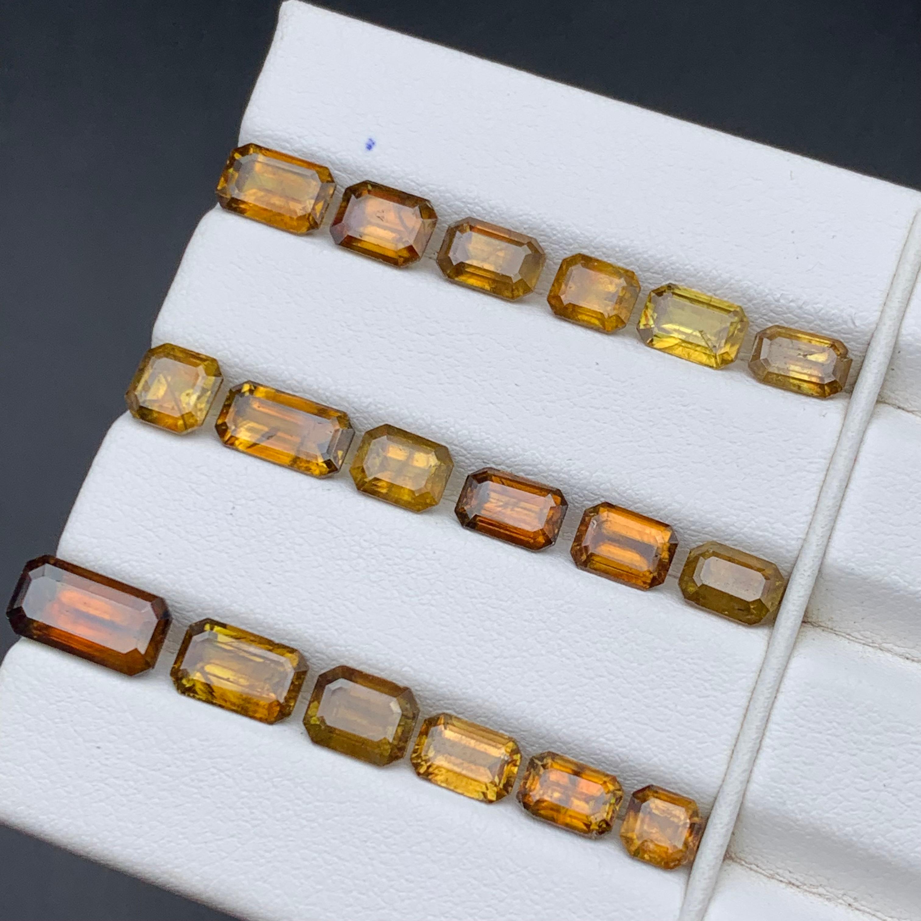 Pierres précieuses non serties Sphene/Titanite jaune brunâtre profond Lot 20.20 carats Unisexe en vente