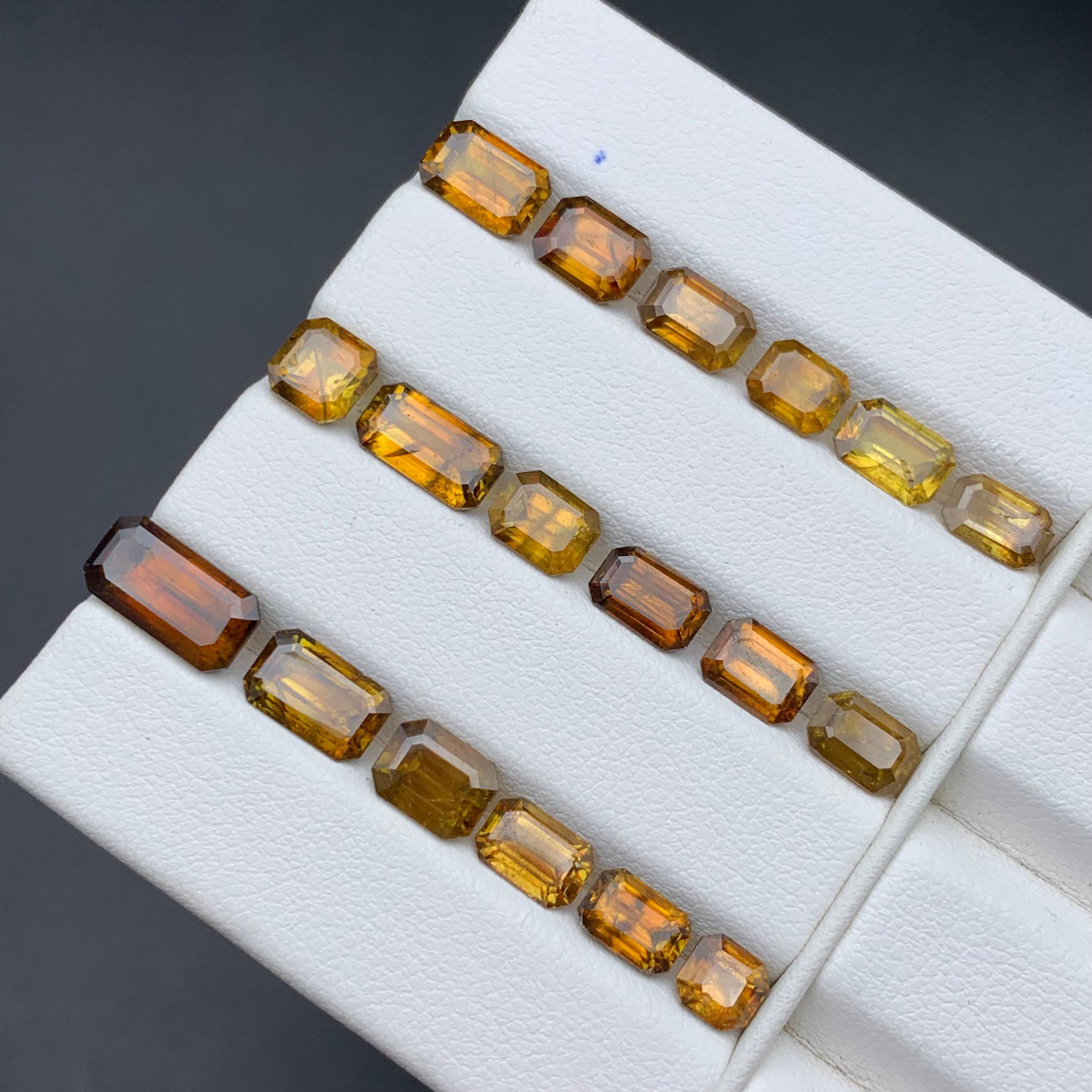 Pierres précieuses non serties Sphene/Titanite jaune brunâtre profond Lot 20.20 carats en vente 1