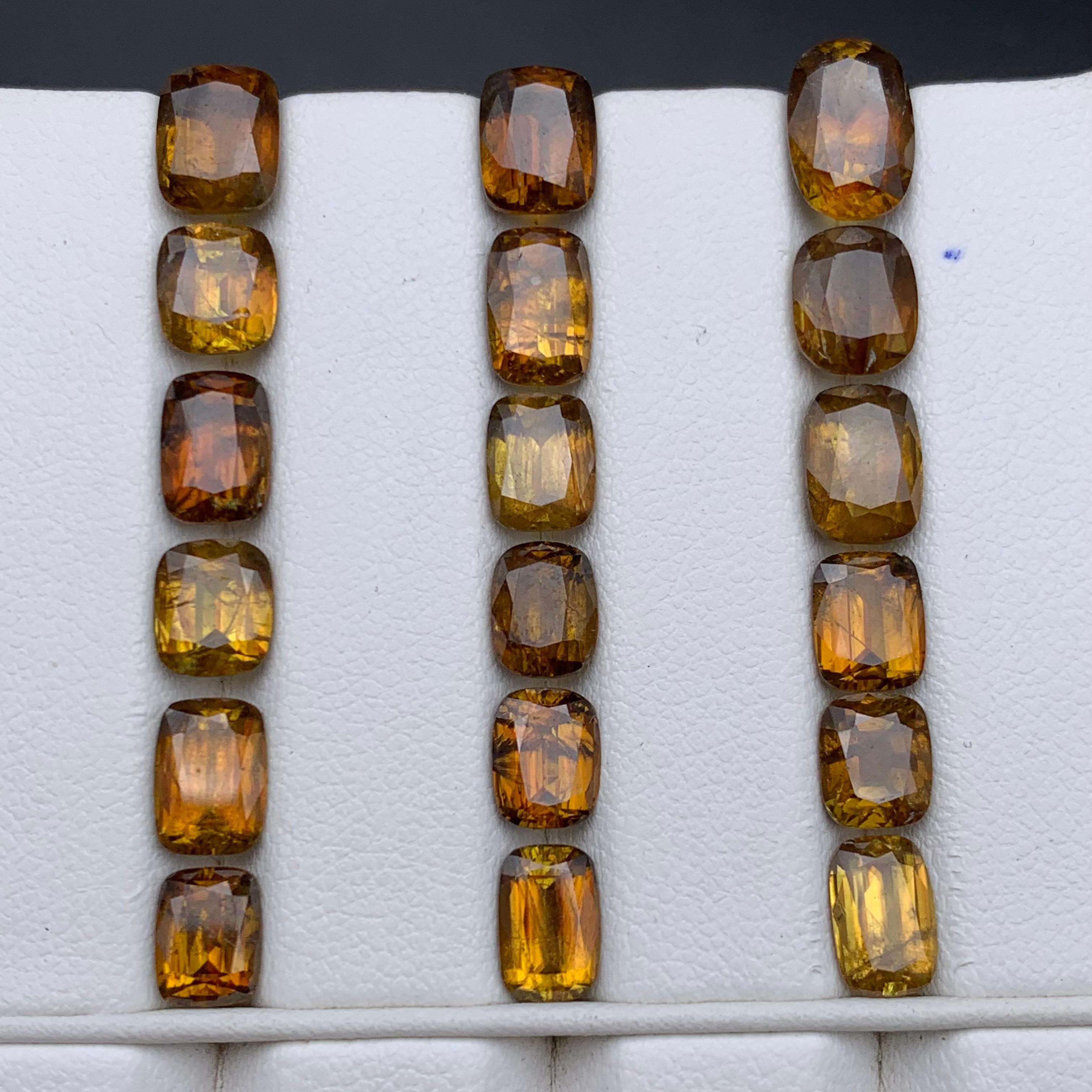 Pierres précieuses non serties Sphene/Titanite jaune brunâtre profond Lot 27.30 carats en vente 4