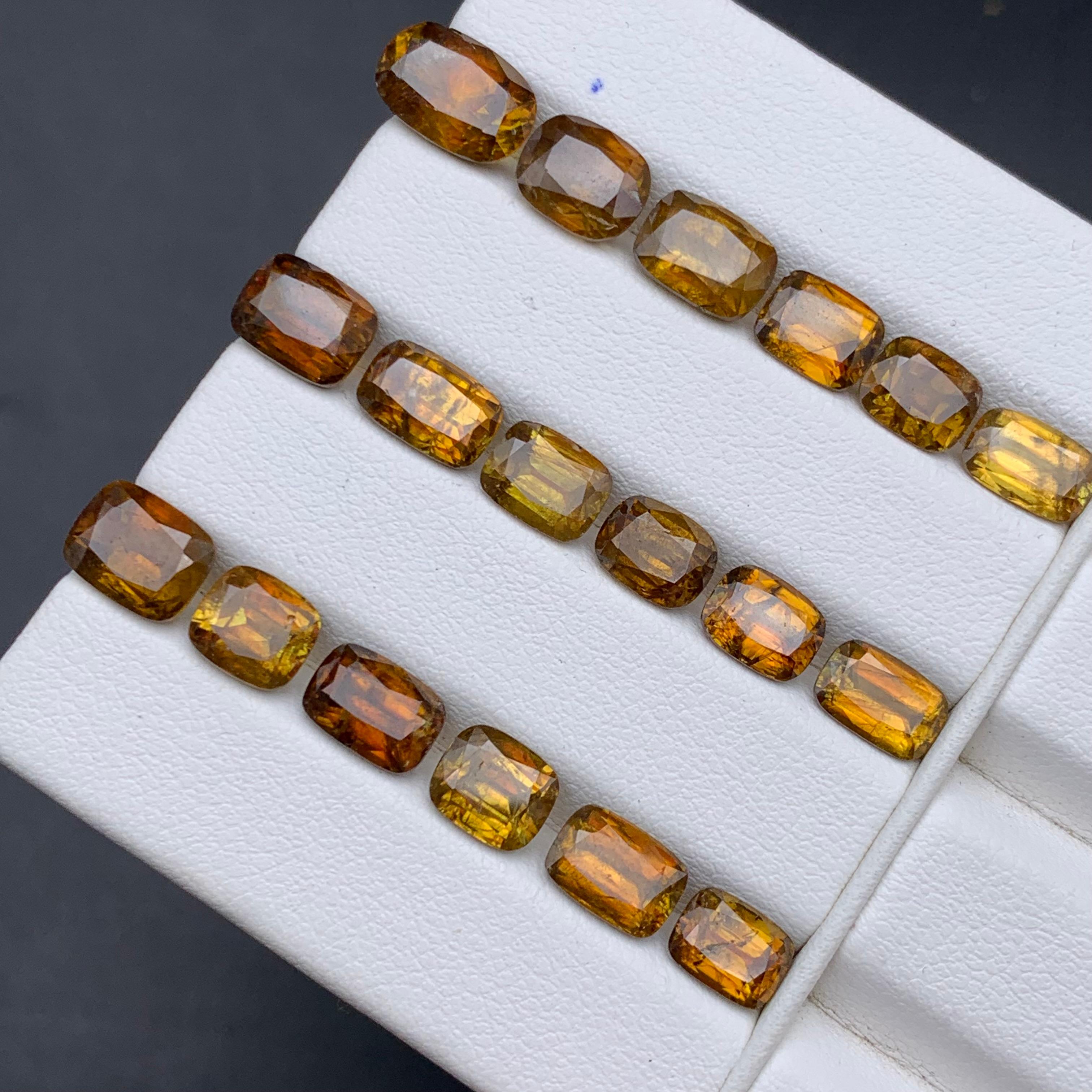 Pierres précieuses non serties Sphene/Titanite jaune brunâtre profond Lot 27.30 carats en vente 5