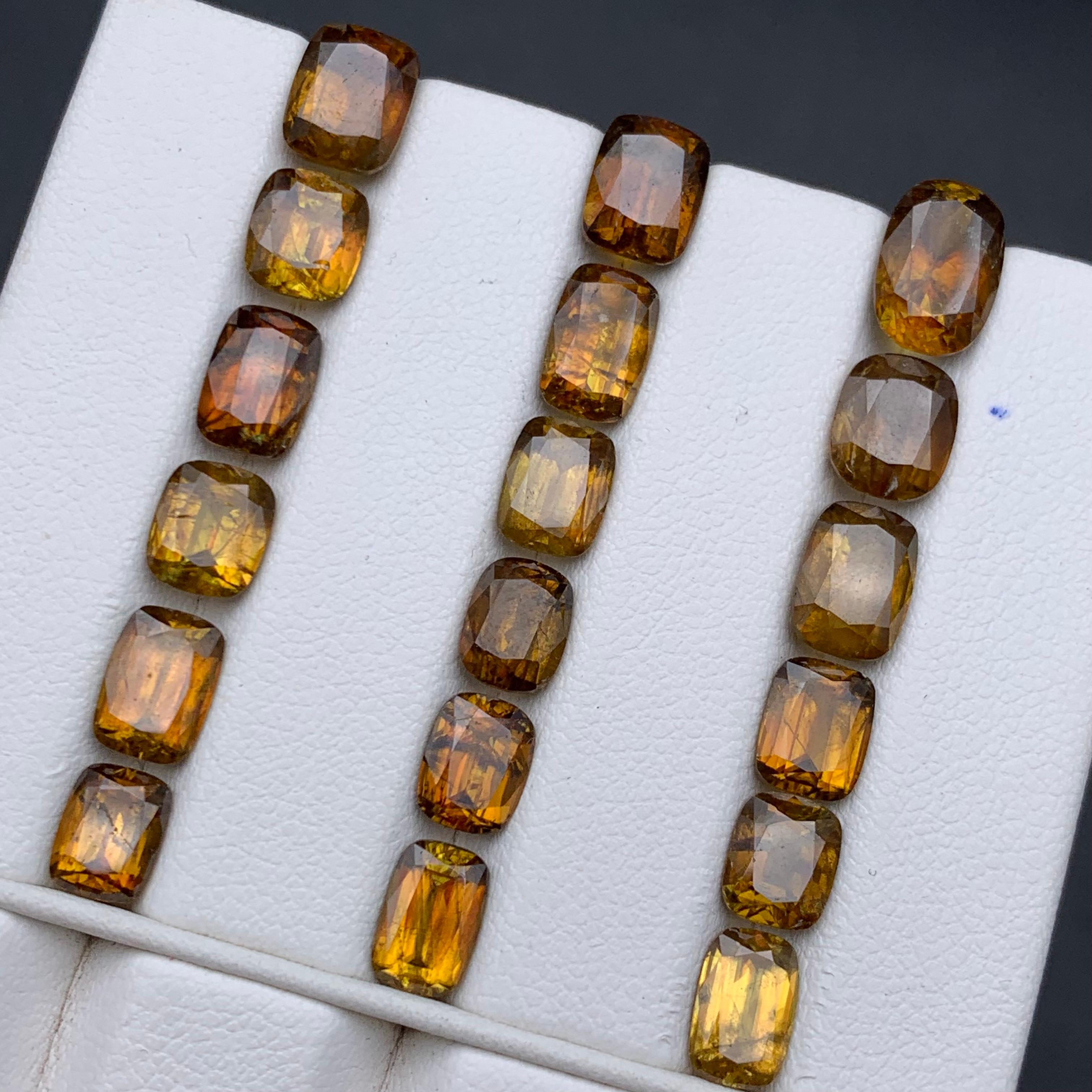 Pierres précieuses non serties Sphene/Titanite jaune brunâtre profond Lot 27.30 carats en vente 6