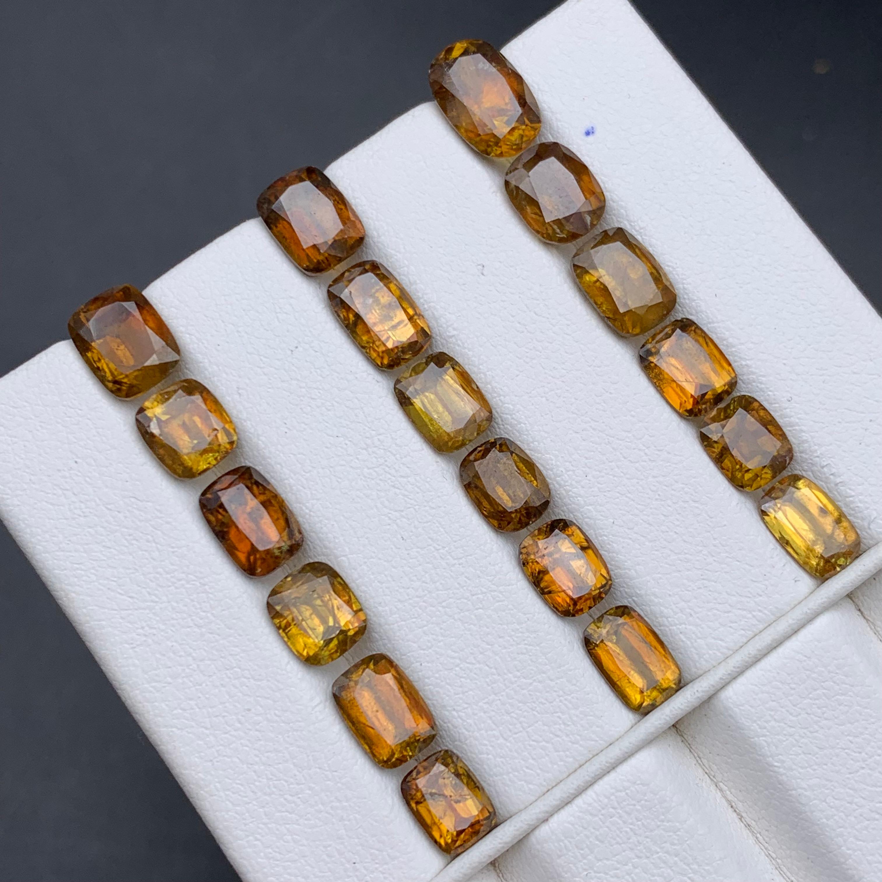Lot de pierres précieuses en vrac Sphène/Titanite pour bagues, pendentifs, bracelets, ou tout autre type de bijoux - taille coussin !

💎 TYPE DE PIERRE PRÉCIEUSE : Sphène/Titanite
⚖️ POIDS :  27.30 Carats
🪚 SHAPE & CUT : Coupe coussin
📏 TAILLE