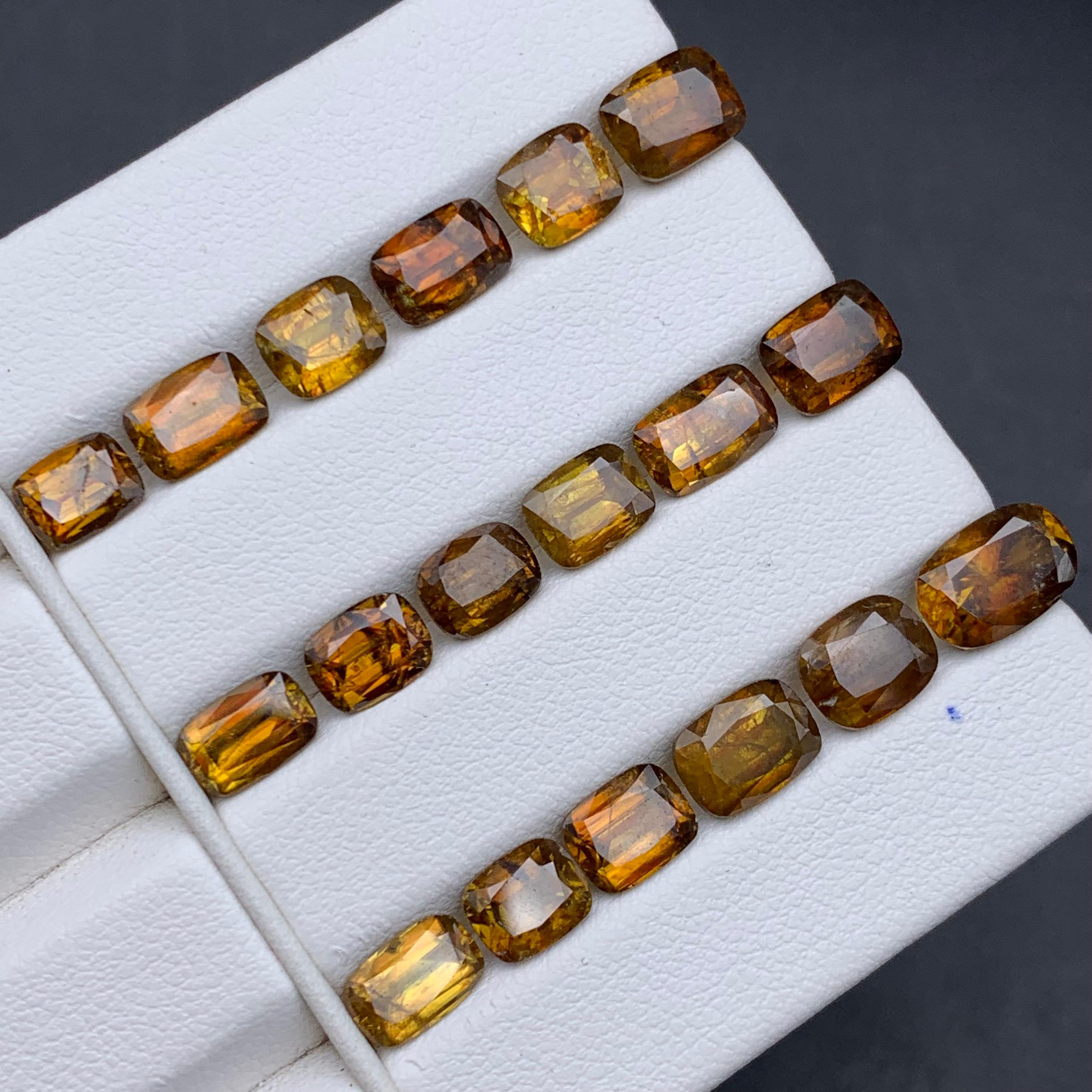 Contemporain Pierres précieuses non serties Sphene/Titanite jaune brunâtre profond Lot 27.30 carats en vente