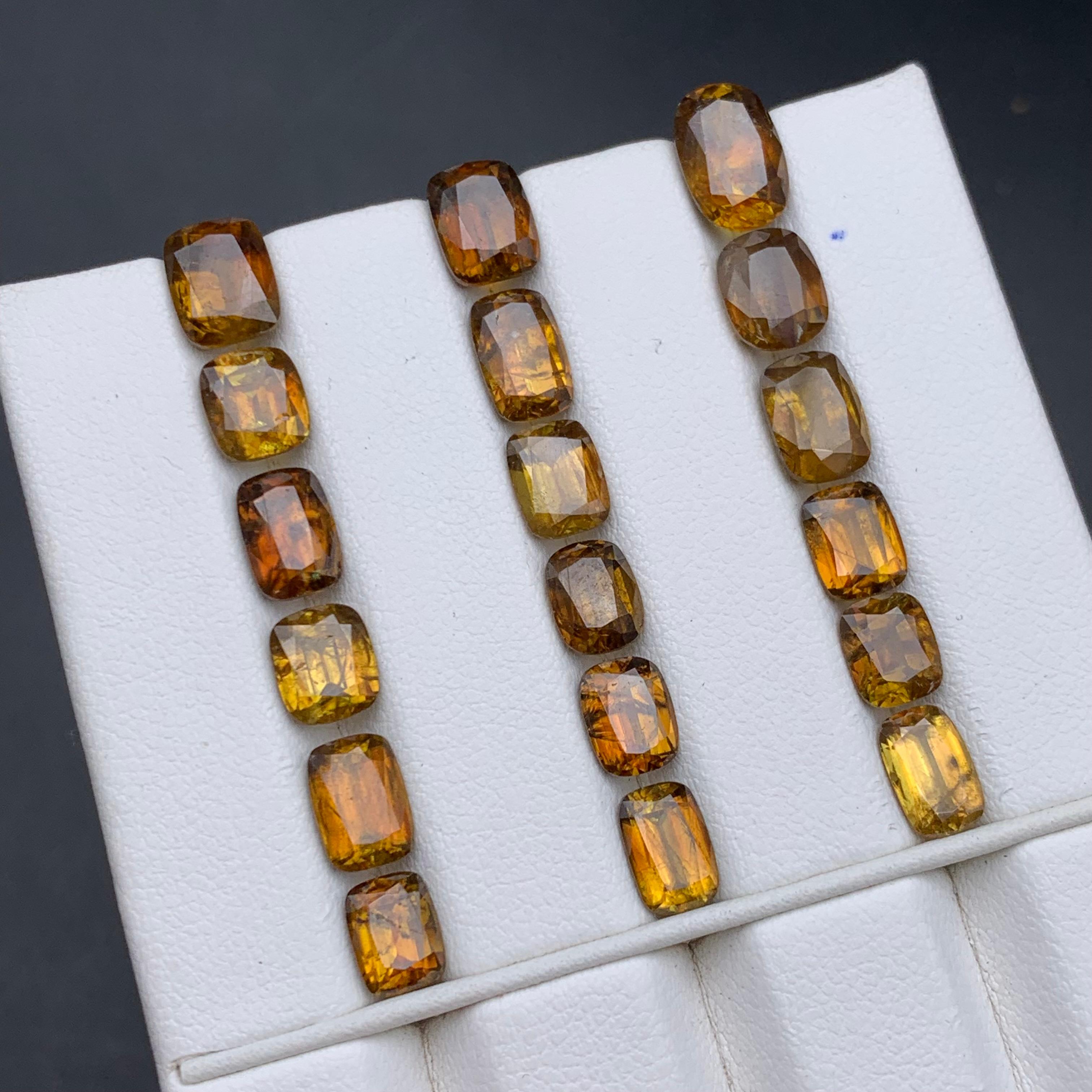 Taille coussin Pierres précieuses non serties Sphene/Titanite jaune brunâtre profond Lot 27.30 carats en vente