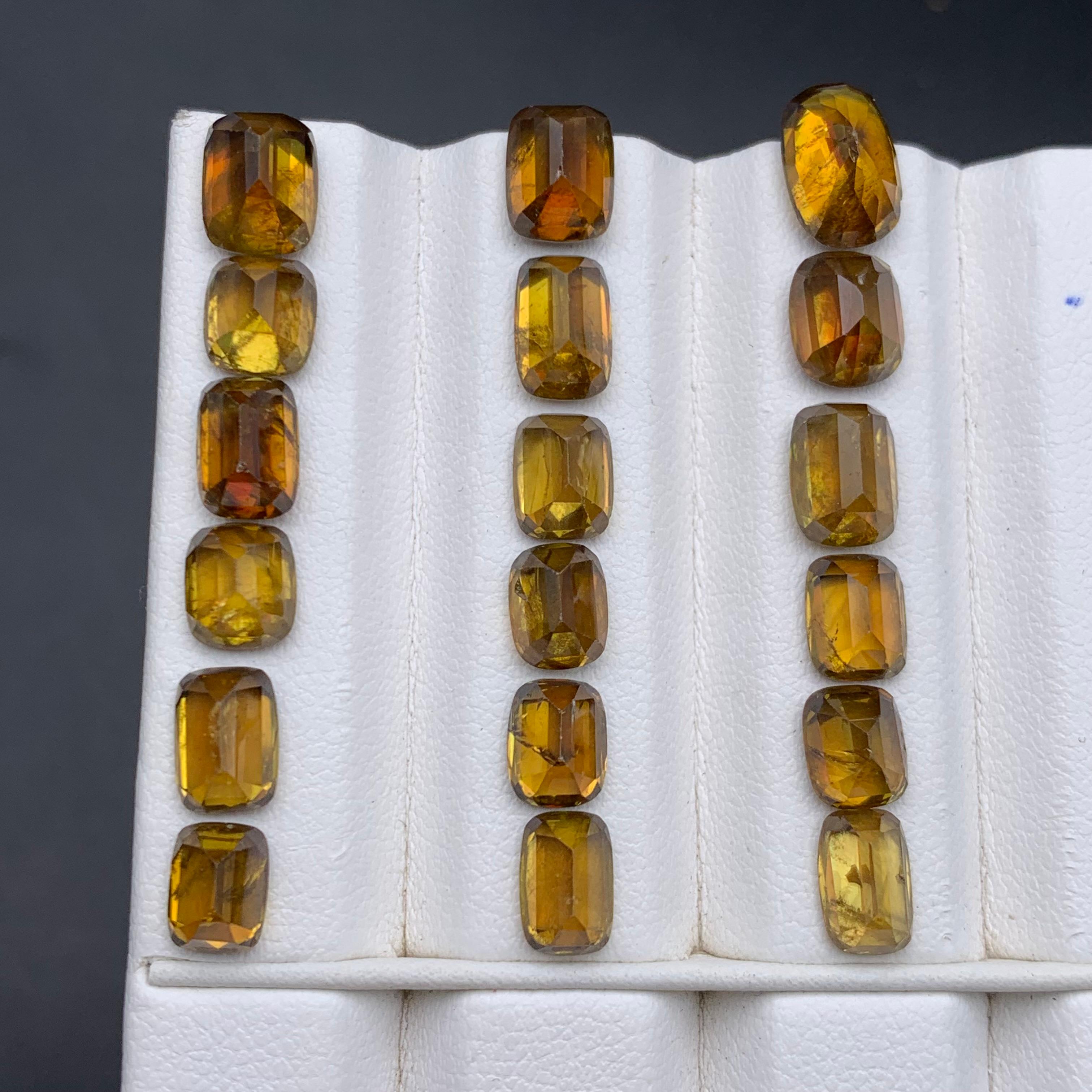 Pierres précieuses non serties Sphene/Titanite jaune brunâtre profond Lot 27.30 carats Neuf - En vente à Peshawar, PK