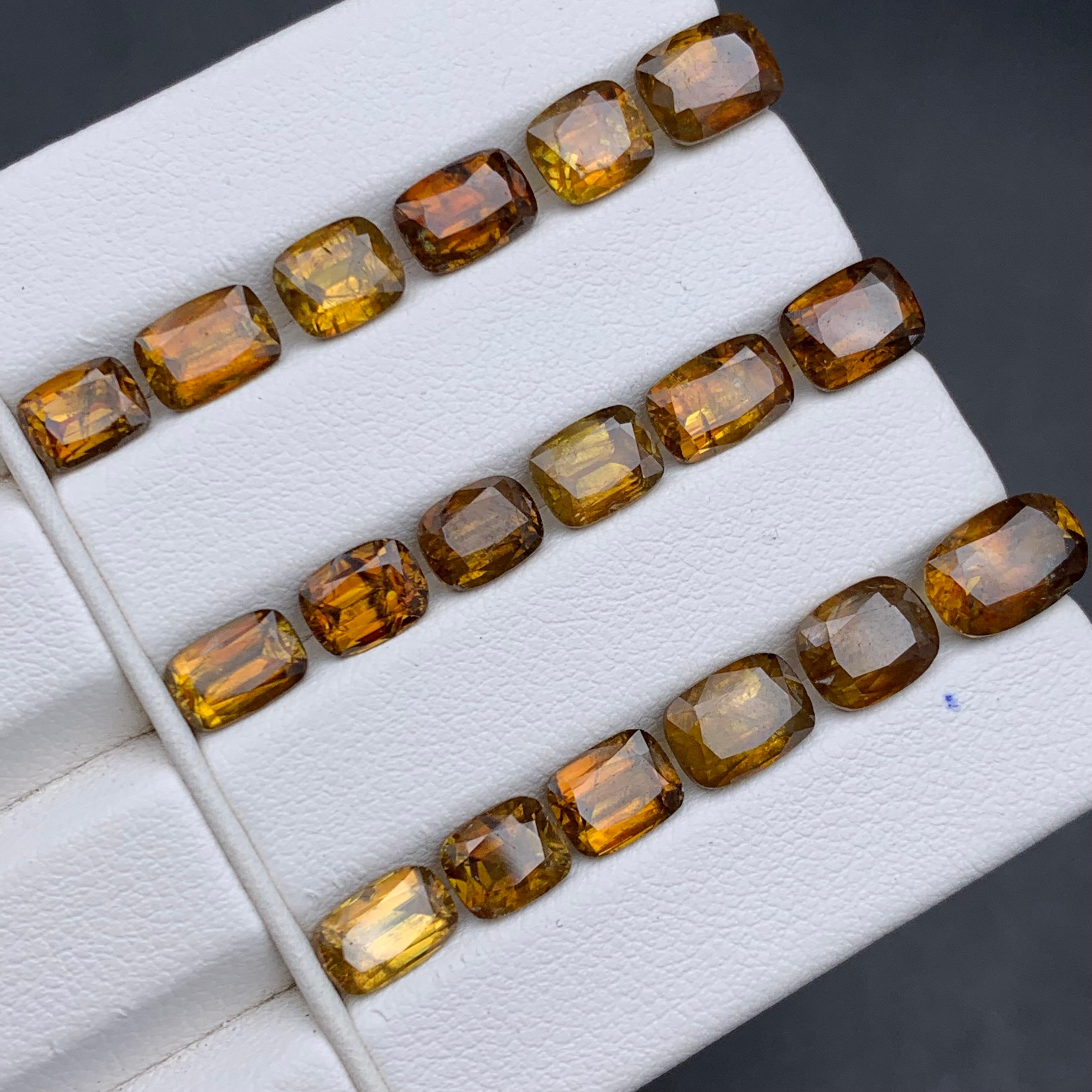 Pierres précieuses non serties Sphene/Titanite jaune brunâtre profond Lot 27.30 carats Unisexe en vente