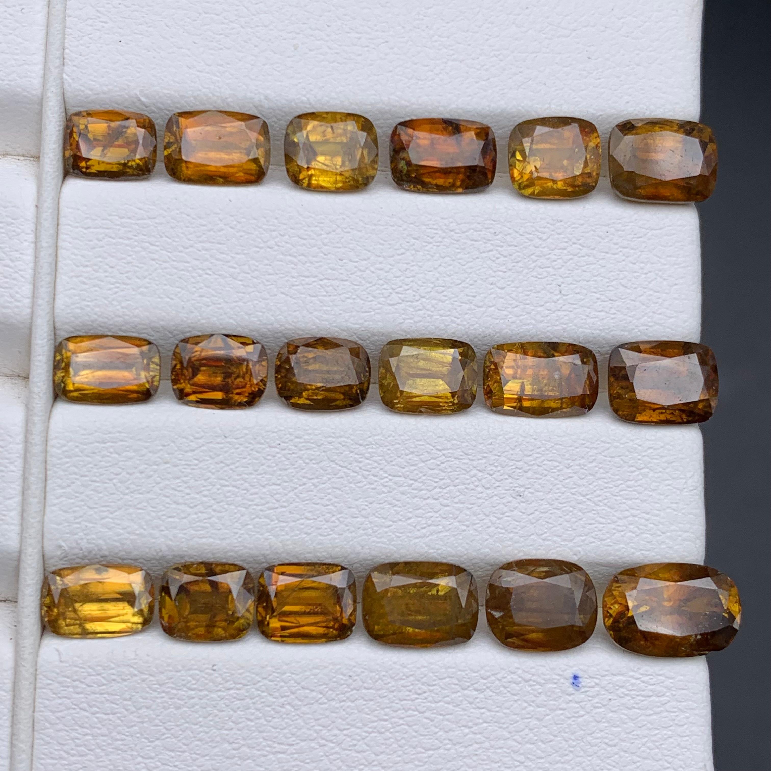 Pierres précieuses non serties Sphene/Titanite jaune brunâtre profond Lot 27.30 carats en vente 1