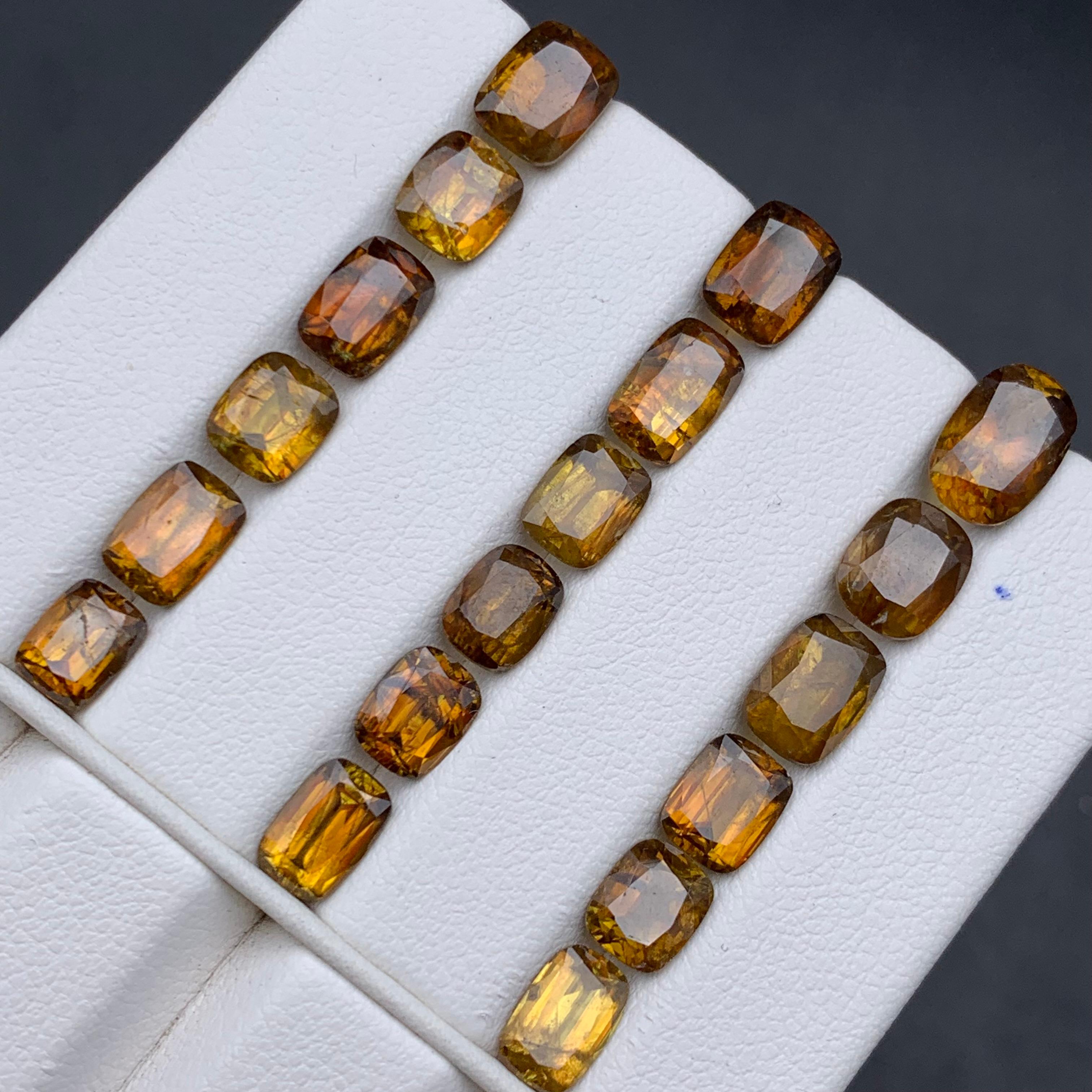 Pierres précieuses non serties Sphene/Titanite jaune brunâtre profond Lot 27.30 carats en vente 3