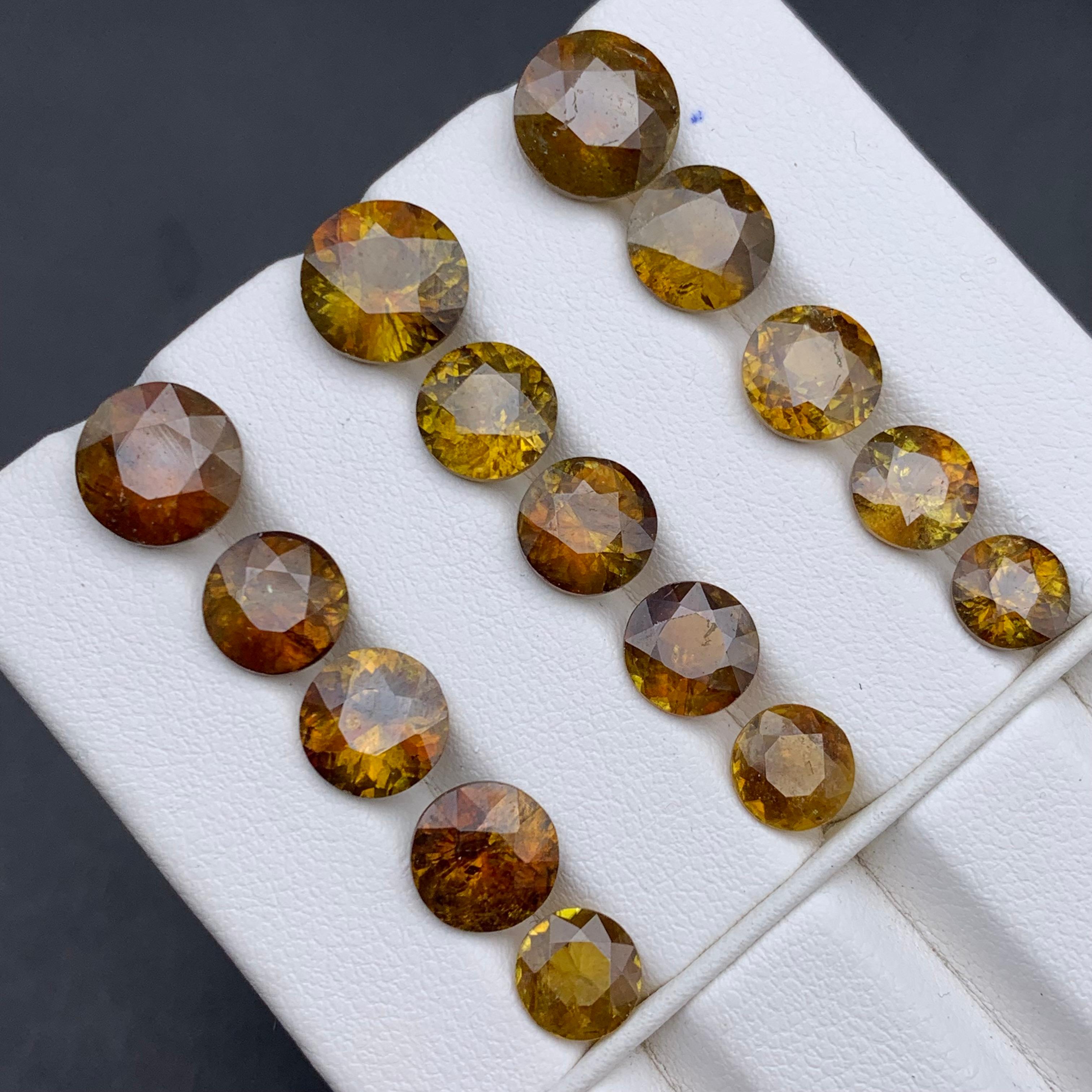 Tiefbraun-gelber natürlicher Sphene/Titanit  Lose Edelsteine Lot 29.45 Karat rund (Zeitgenössisch) im Angebot