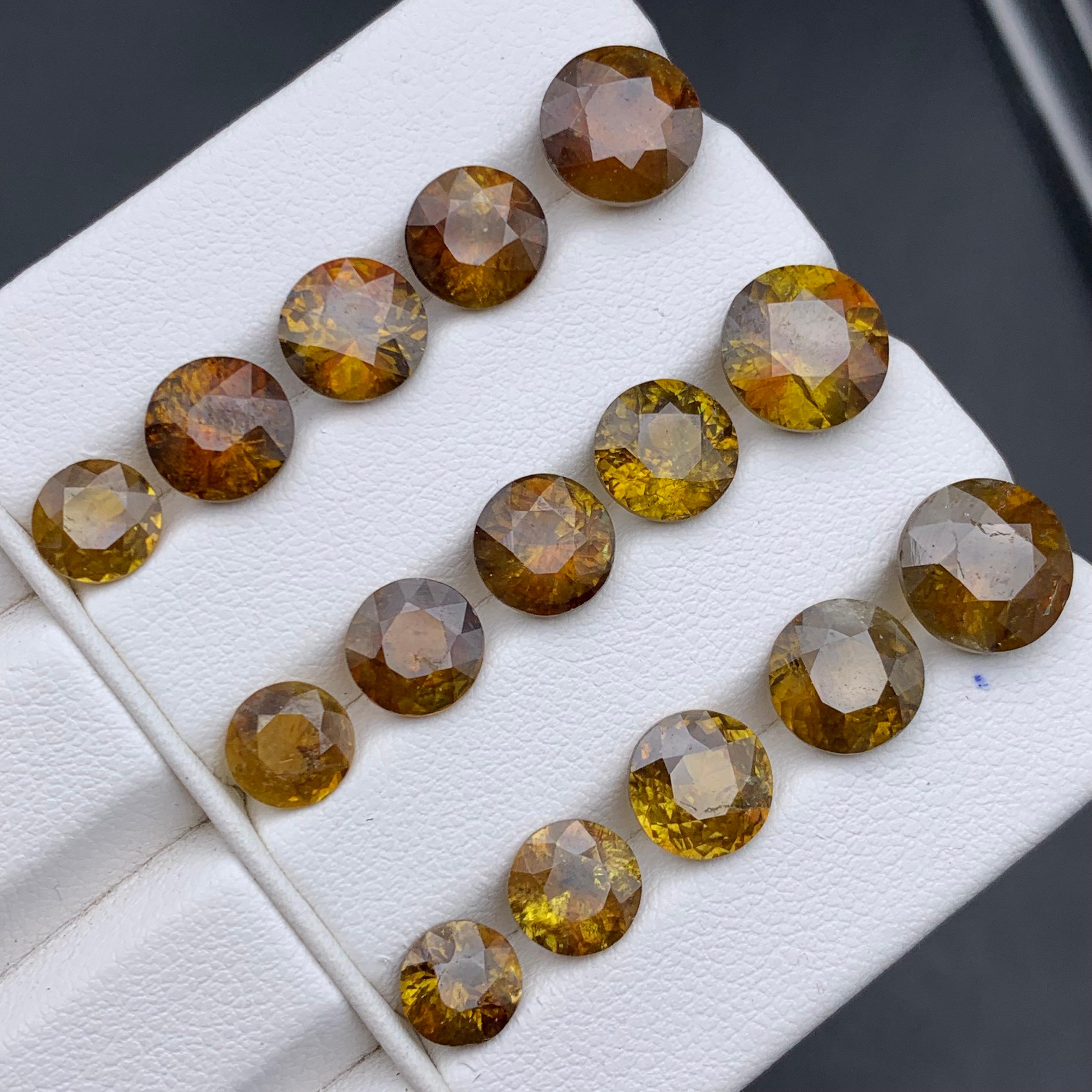 Tiefbraun-gelber natürlicher Sphene/Titanit  Lose Edelsteine Lot 29.45 Karat rund (Rundschliff) im Angebot