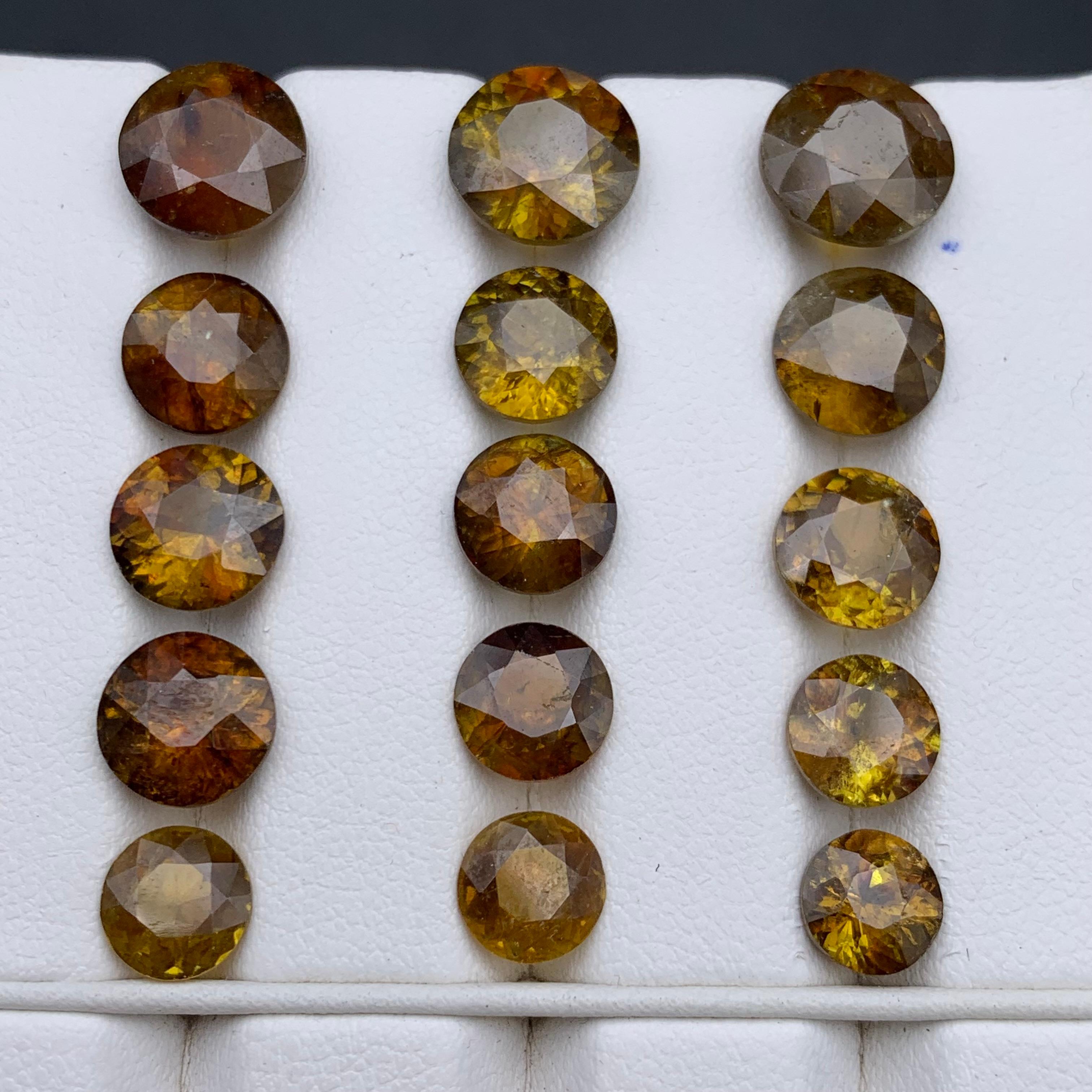 Tiefbraun-gelber natürlicher Sphene/Titanit  Lose Edelsteine Lot 29.45 Karat rund im Zustand „Neu“ im Angebot in Peshawar, PK