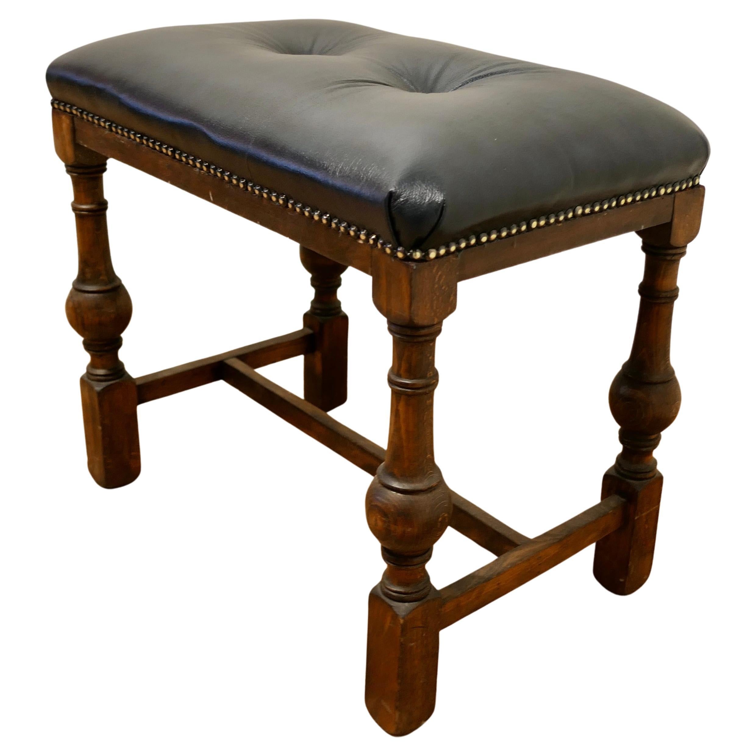 Large Chesterfield buttoned leather stool For Sale at 1stDibs