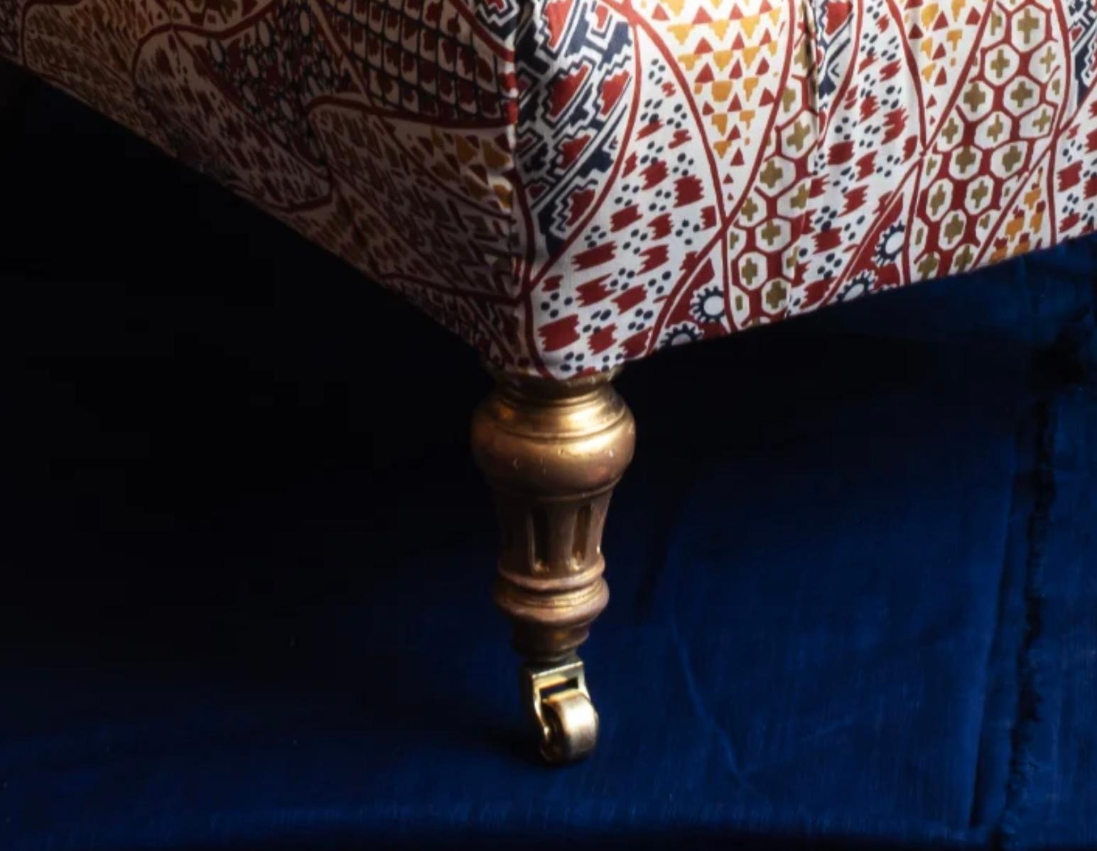 Deep buttoned slipper chair with carved gilt legs attributable to Gillow’s. In Good Condition For Sale In London, GB
