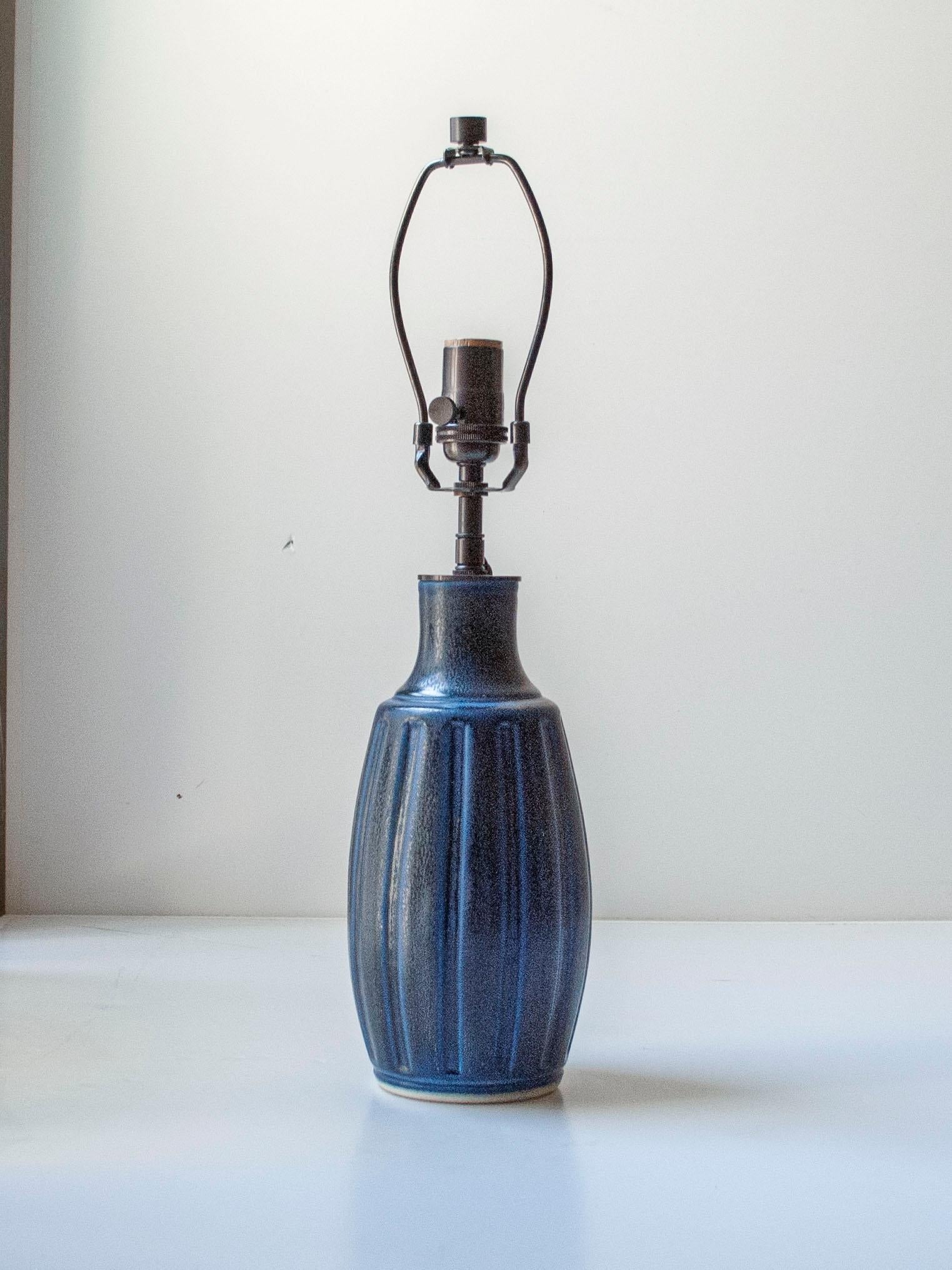 Scandinavo moderno Lampada da tavolo in ceramica smaltata color cobalto di Wilhelm Kåge per Gustavsberg, Svezia in vendita