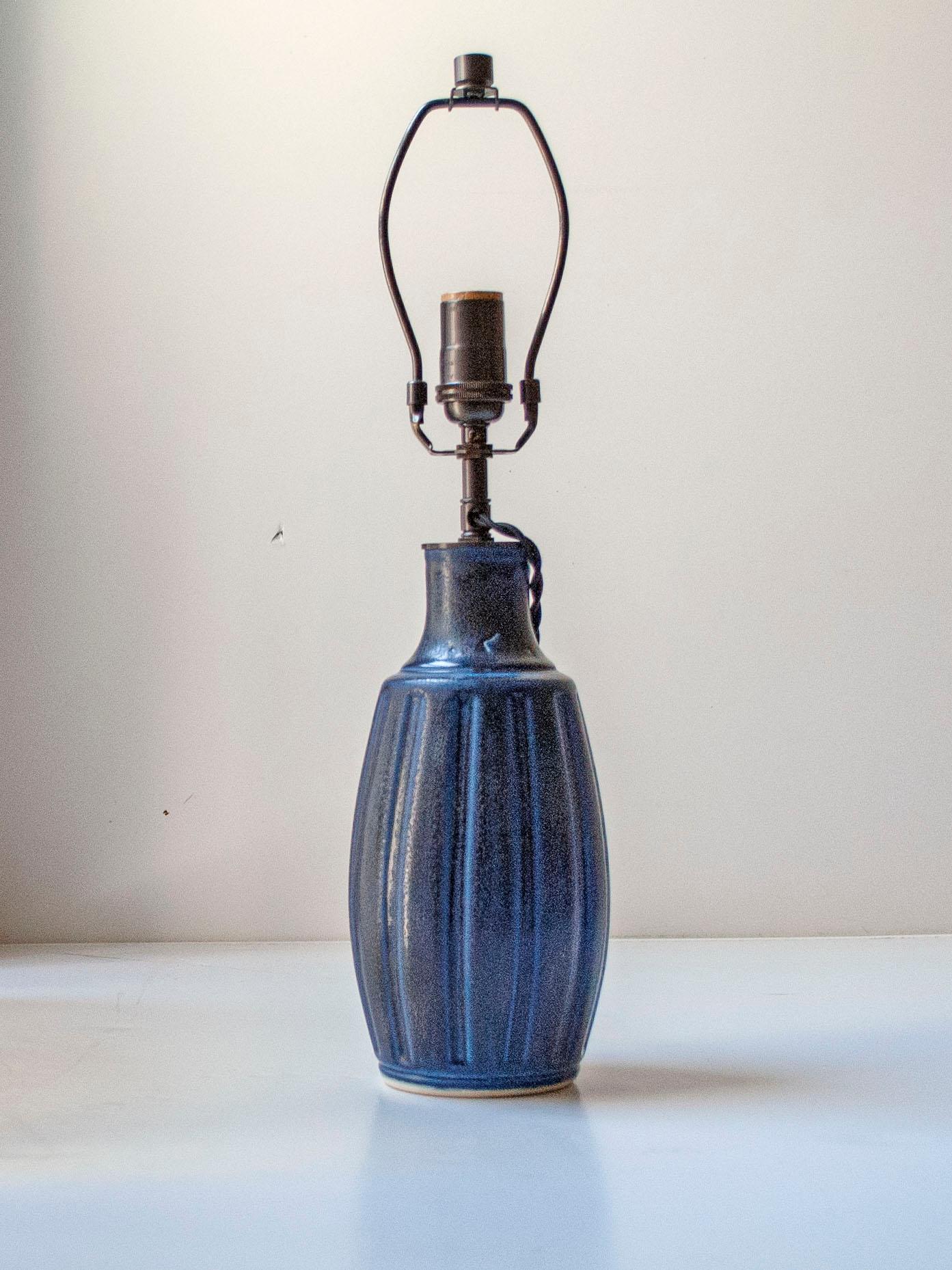 Svedese Lampada da tavolo in ceramica smaltata color cobalto di Wilhelm Kåge per Gustavsberg, Svezia in vendita