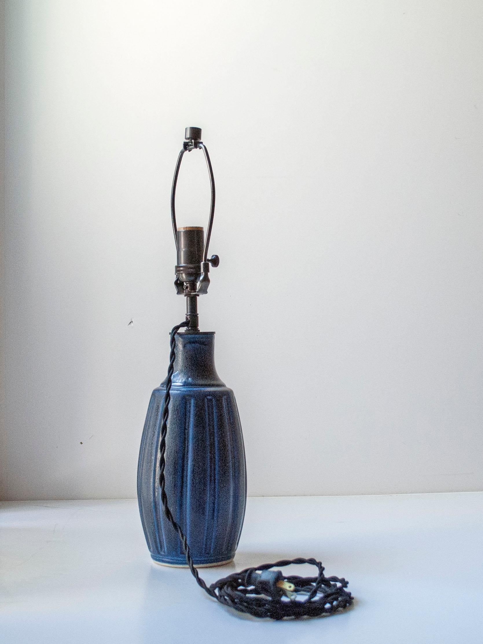 Smaltato Lampada da tavolo in ceramica smaltata color cobalto di Wilhelm Kåge per Gustavsberg, Svezia in vendita