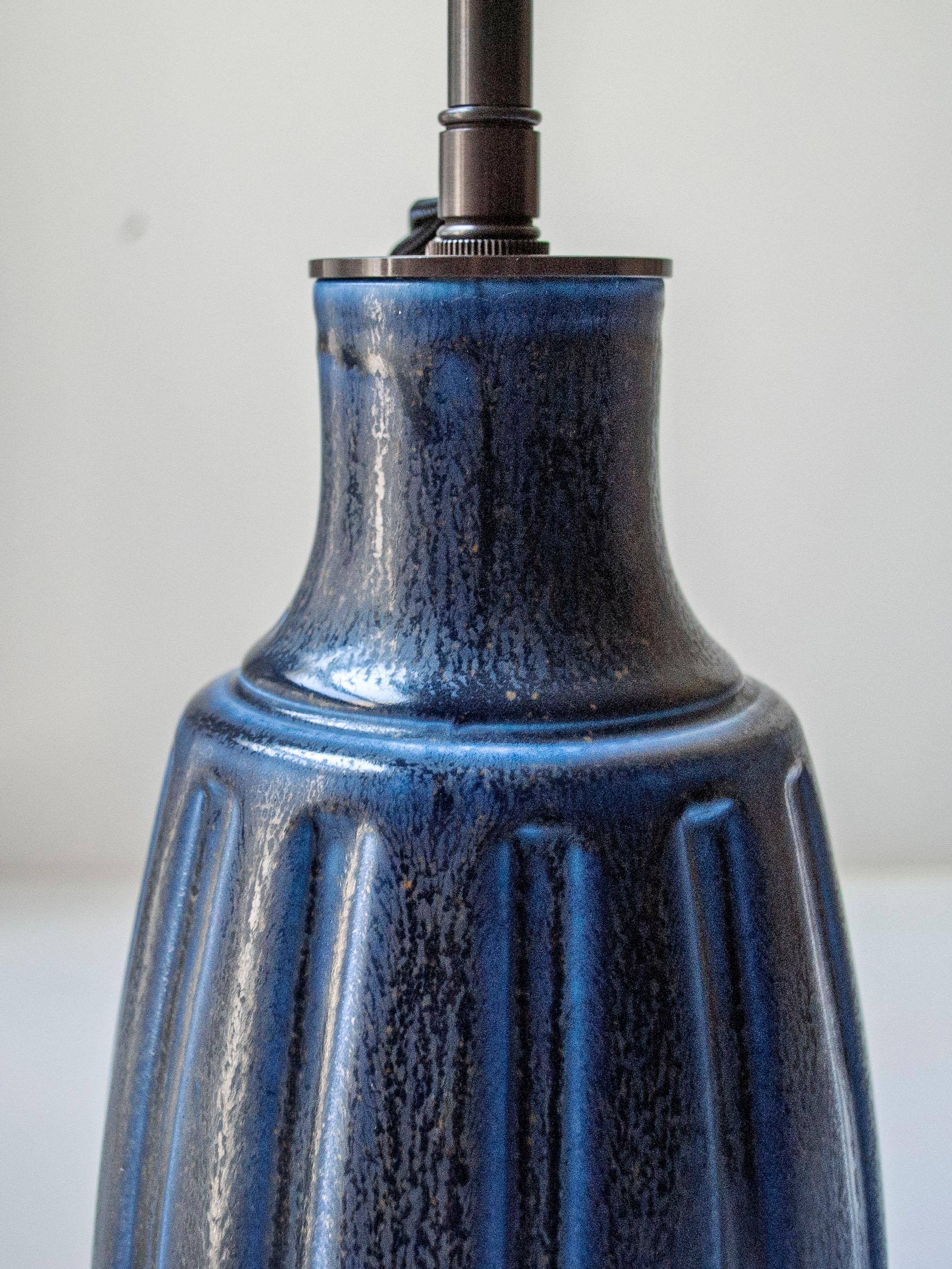 Lampada da tavolo in ceramica smaltata color cobalto di Wilhelm Kåge per Gustavsberg, Svezia In condizioni ottime in vendita a New York, NY