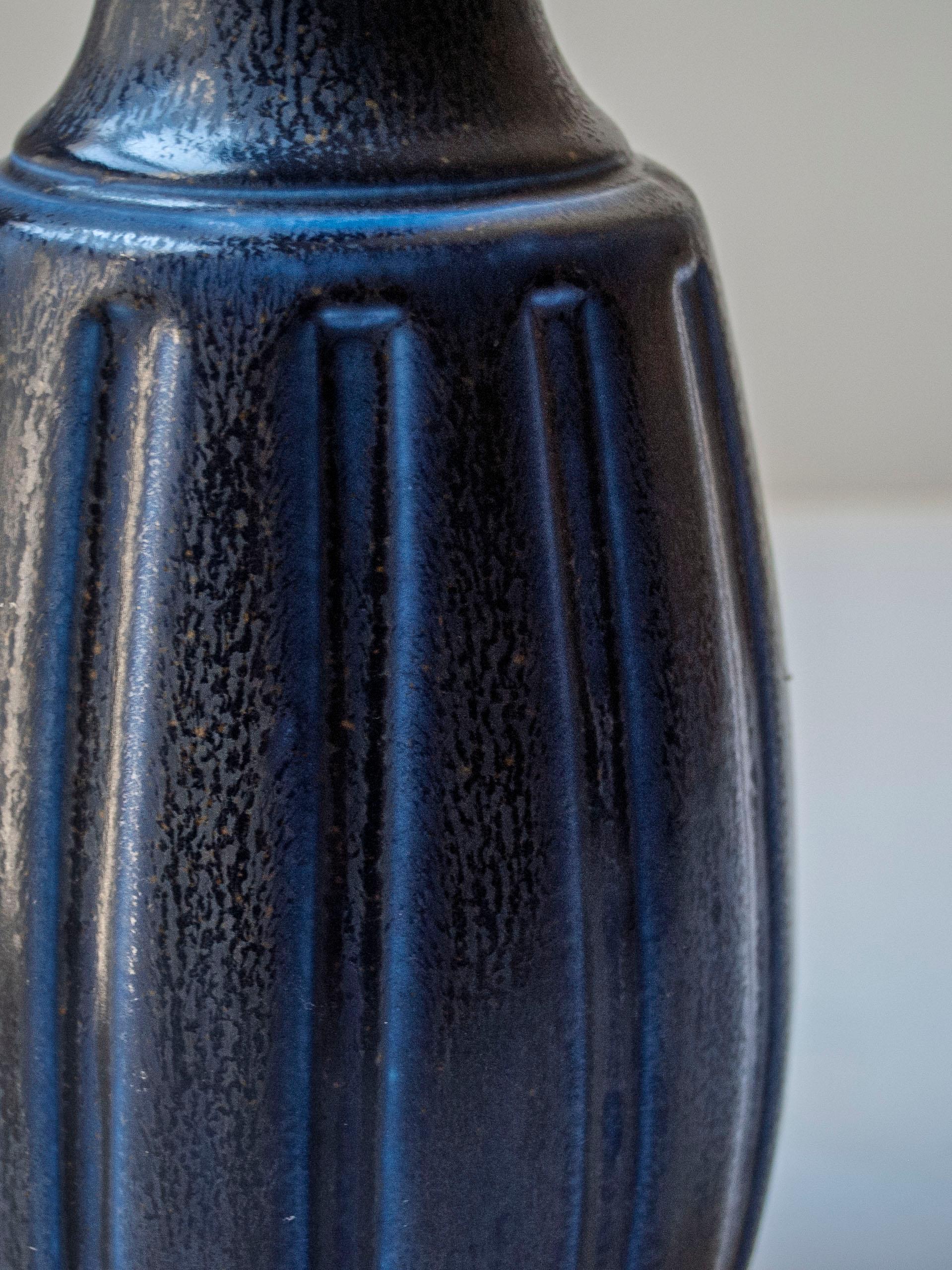 Metà XX secolo Lampada da tavolo in ceramica smaltata color cobalto di Wilhelm Kåge per Gustavsberg, Svezia in vendita