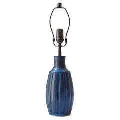 Lampada da tavolo in ceramica smaltata color cobalto di Wilhelm Kåge per Gustavsberg, Svezia