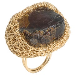 Bague cocktail en ambre baltique brut de couleur "Cognac" profond:: Sheila Westera London