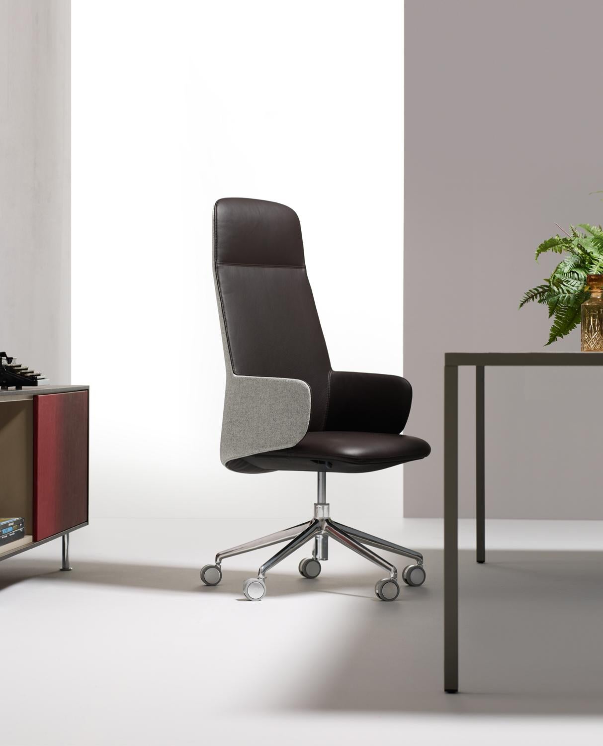 Sillón ejecutivo con respaldo alto en aluminio y piel by Quinti Sedute Otro en venta