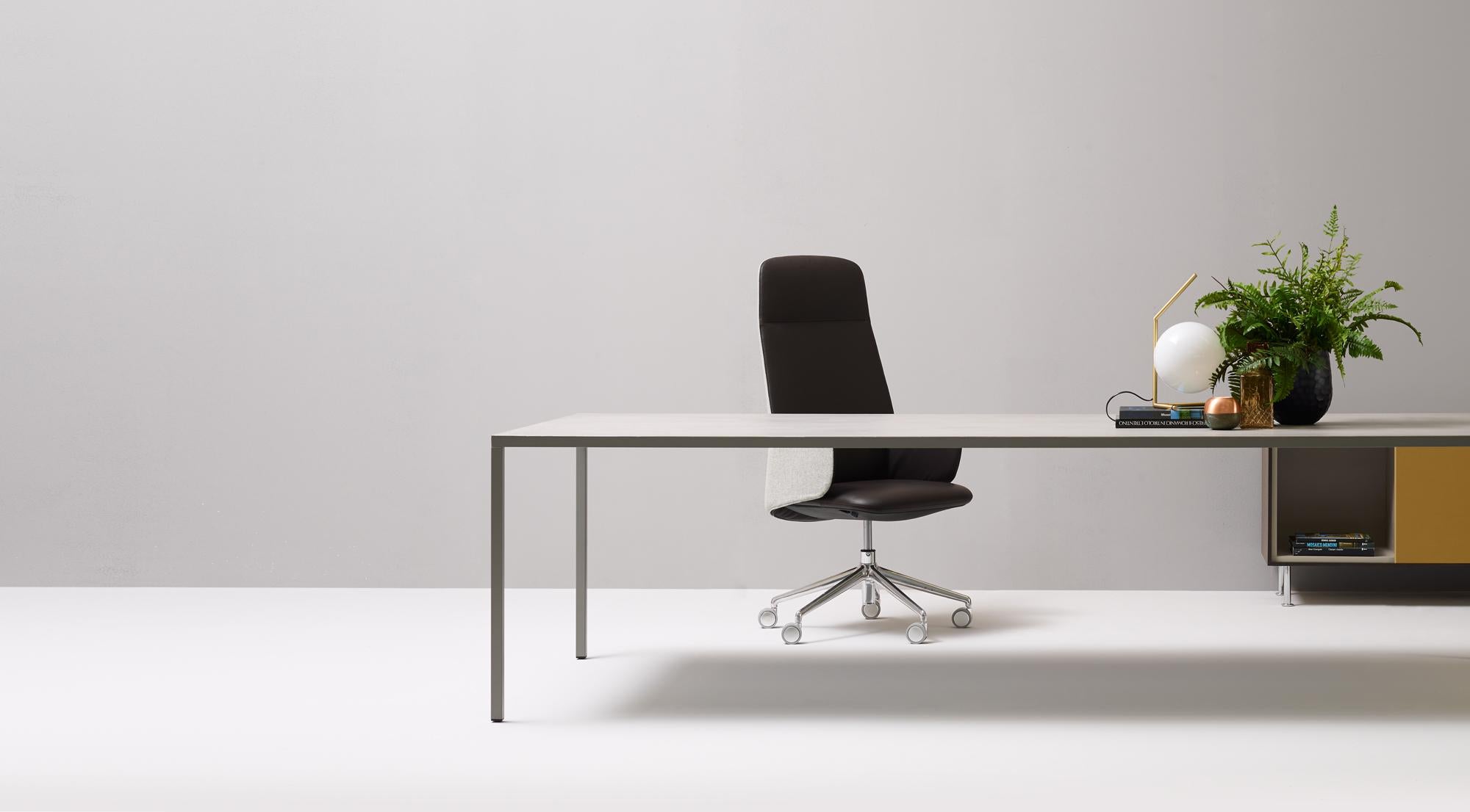 Sillón ejecutivo con respaldo alto en aluminio y piel by Quinti Sedute en Nuevo estado para la venta en Geneve, CH