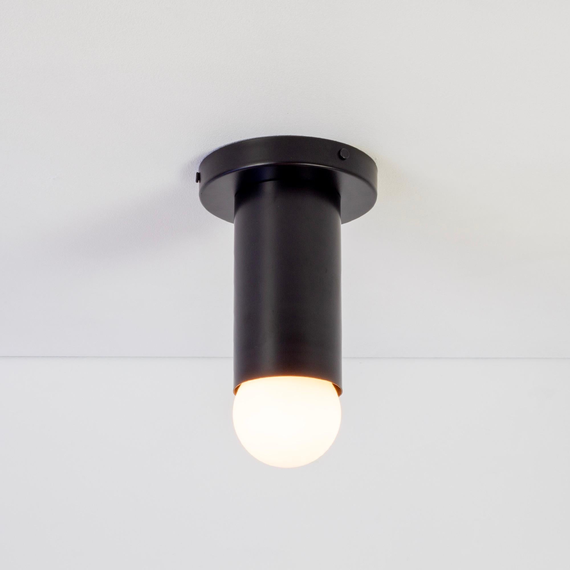 Cette offre est pour 1x Deep Flush Mount en noir conçu et fabriqué par Research.Lighting. 

Matériaux : Acier
Finition : Acier revêtu de poudre en noir
Électronique : 1x douille E26, ampoule G25 (incluse)
Certification UL. Fabriqué aux États-Unis
