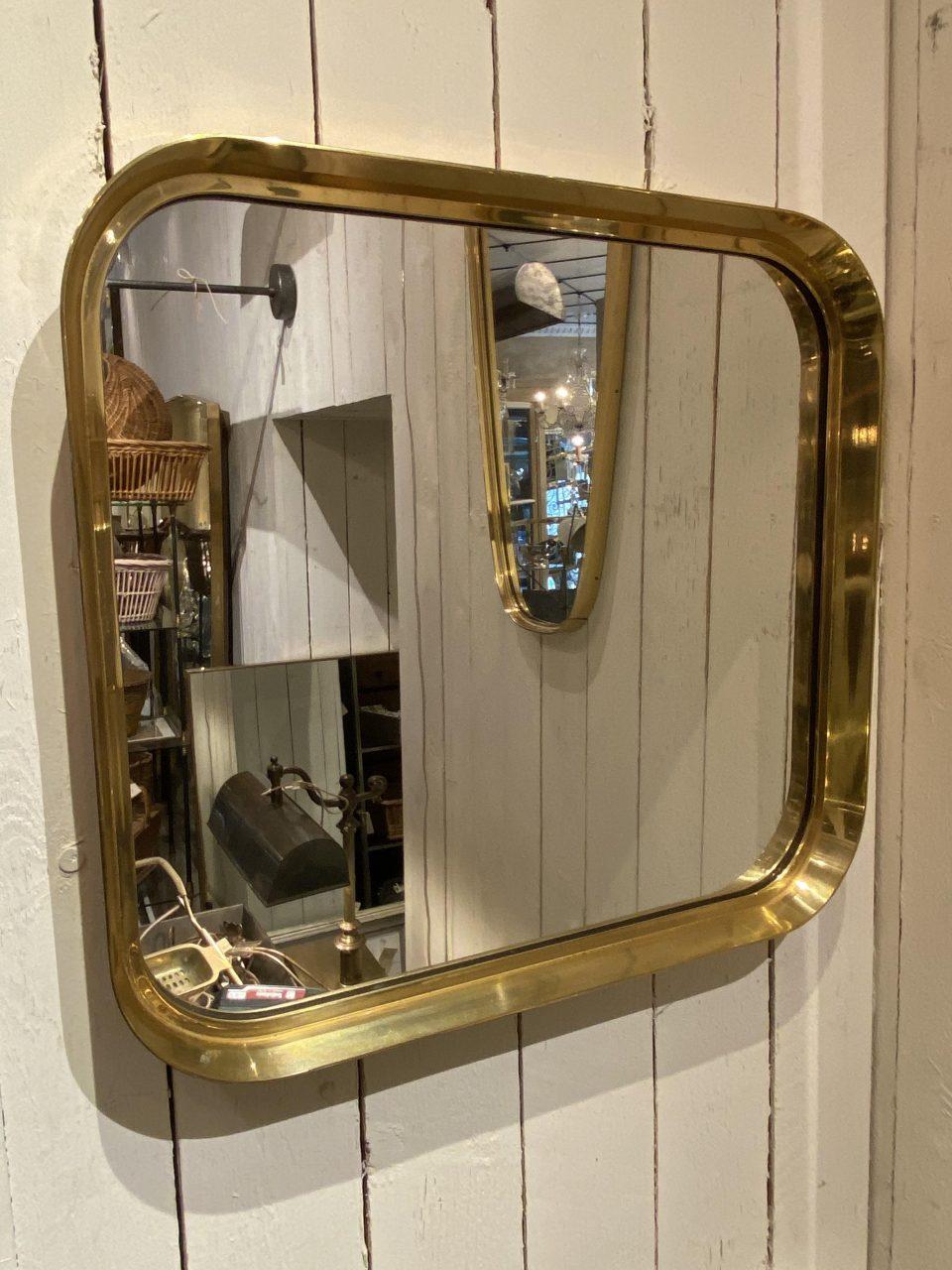 Elegant Italian brass mirror, from circa 1960s. Wonderful deep frame and pretty sleek slim profile. Stylish curved corners. Original mirrored glass. Style wise attributed to the designer Giò Ponti.

An especially suitable mirror for various