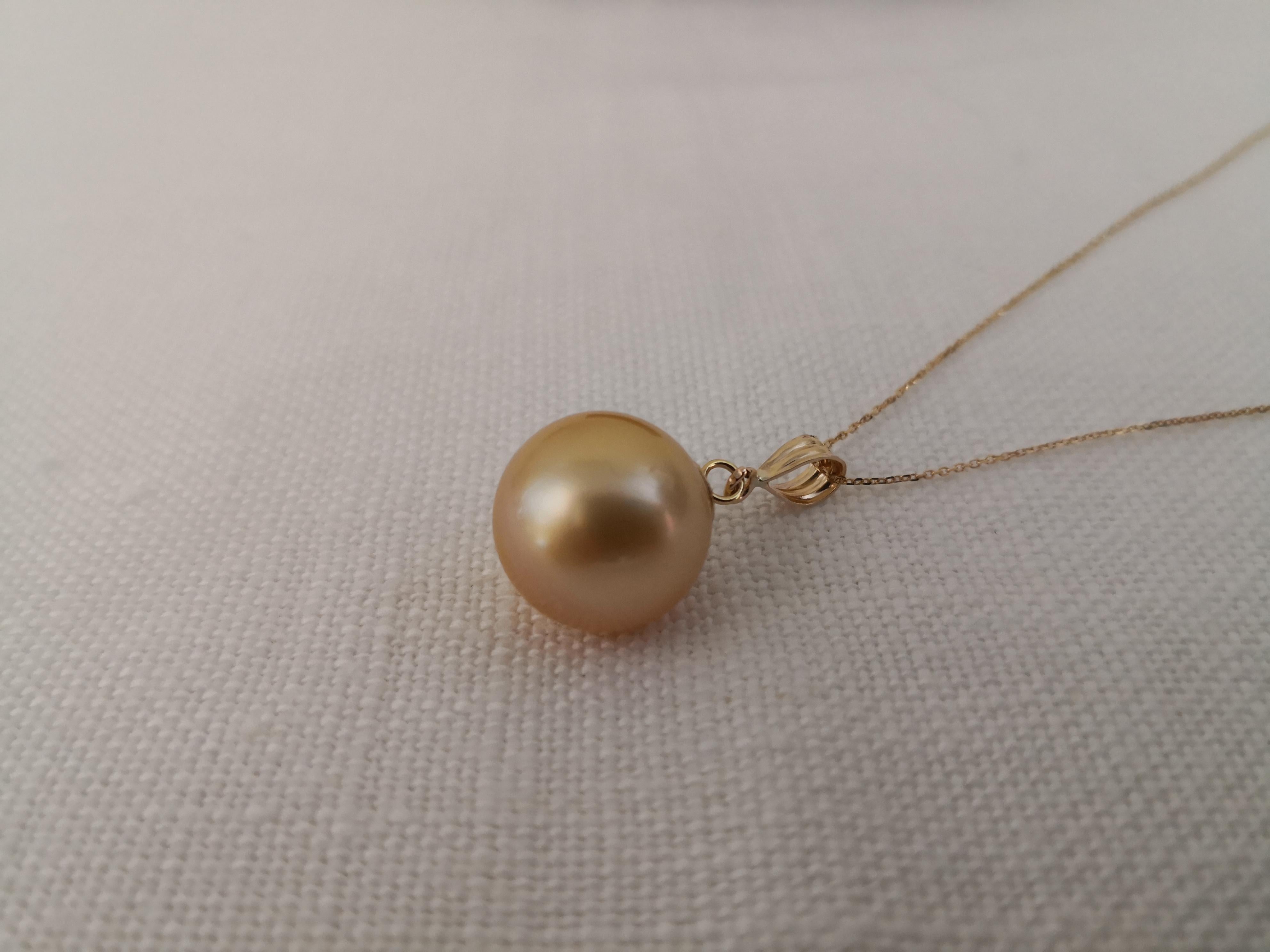 Natural Color South Sea Pearl Pendant

- Origin:  Indonesia ocean waters

- Produced by Pinctada Maxima Oyster

- 14  karats Yellow Gold mounting 

- 45 cm long chain manufactured in 14 karats Yellow gold

- Total weight of 6.90  grams

- Size of