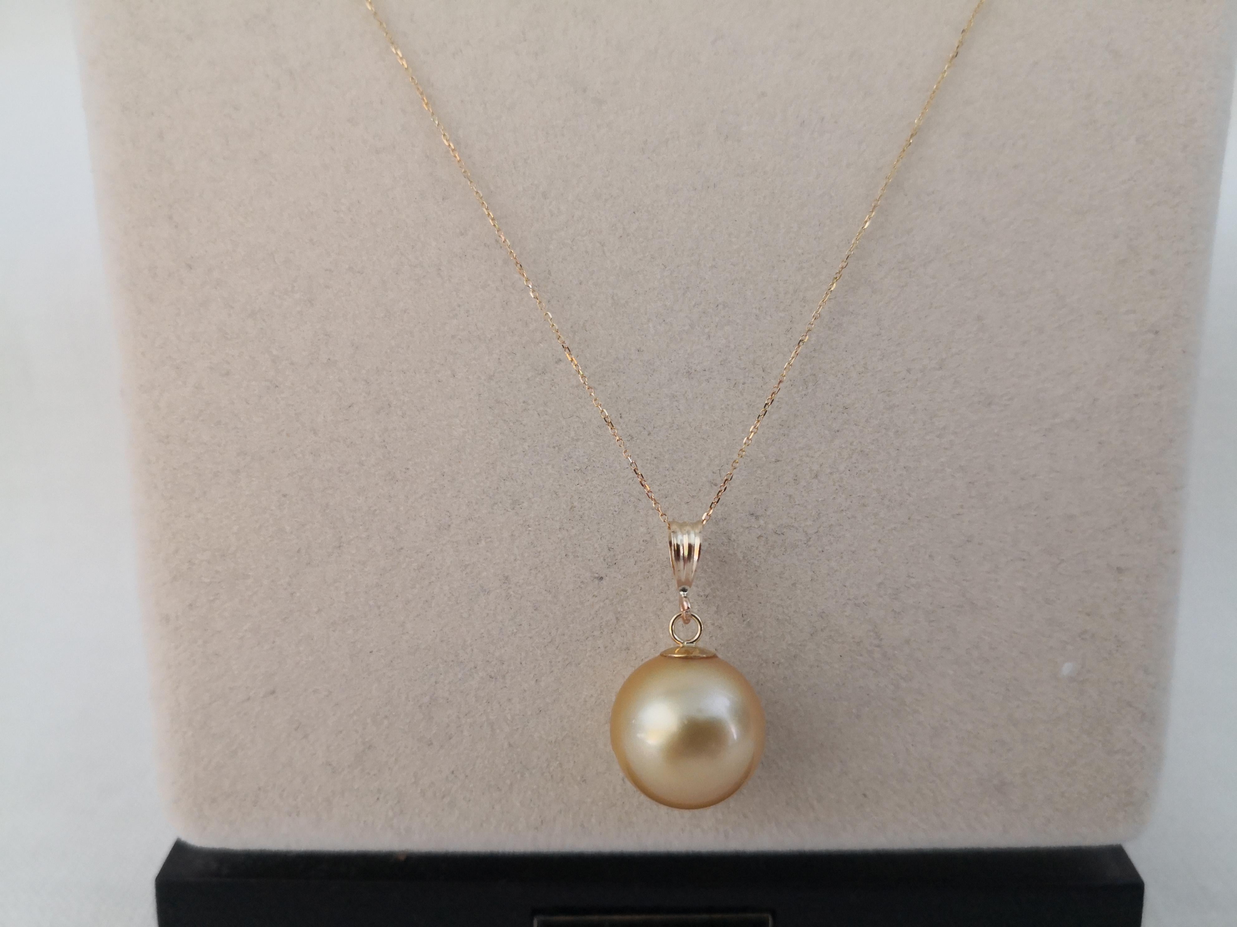 Round Cut Deep Golden Color South Sea Pearl Round, Gold Pendant Necklace For Sale
