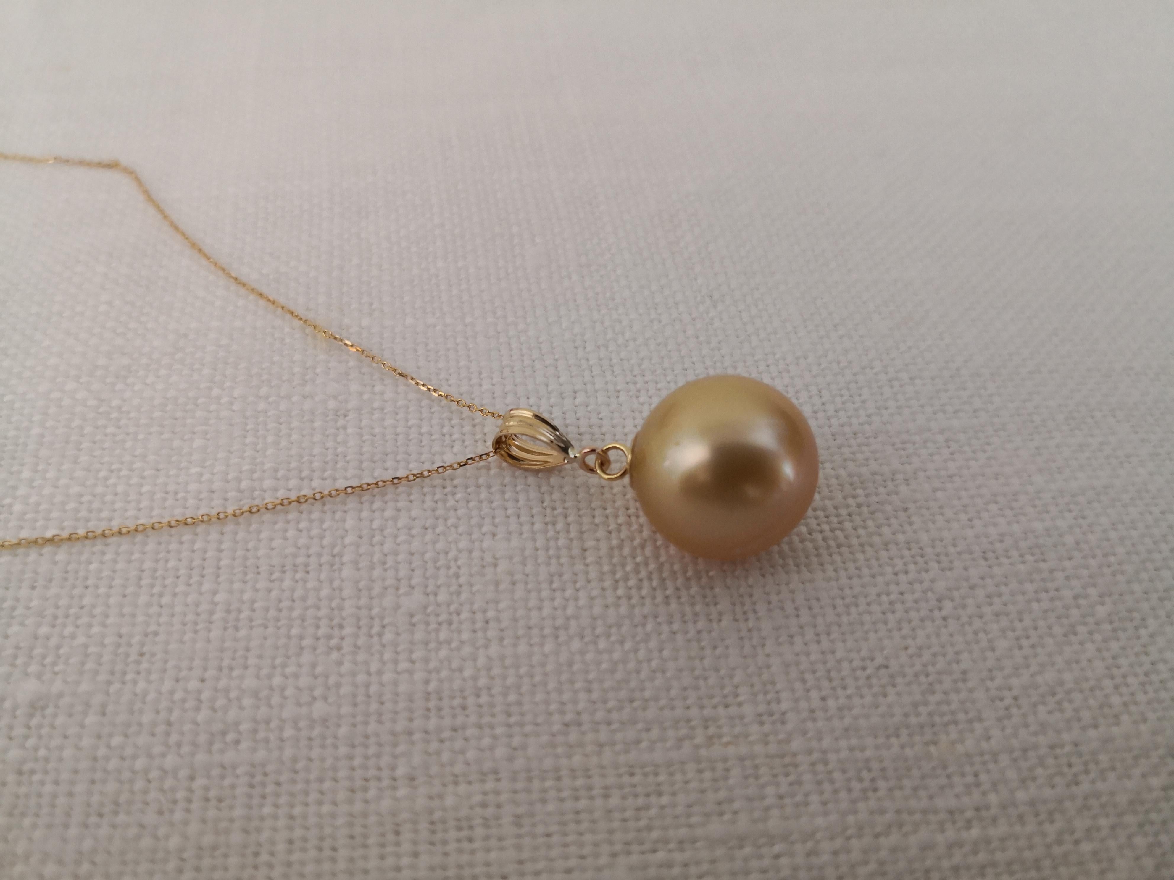 Deep Golden Color South Sea Pearl Round, Gold Pendant Necklace In New Condition For Sale In Cordoba, ES