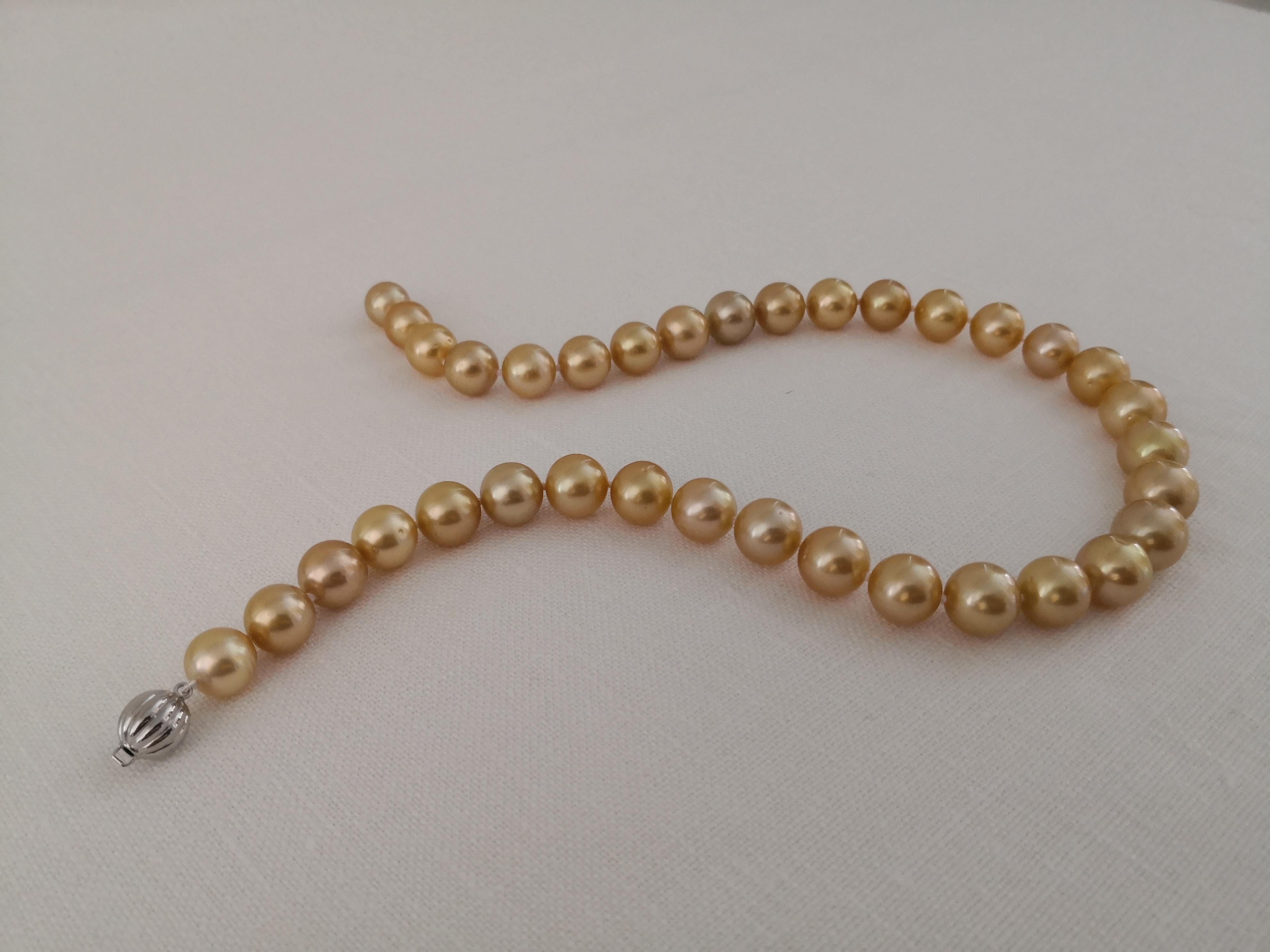 Deep Golden Color South Sea Pearl Necklace, Round, 18 Karat Gold In New Condition For Sale In Cordoba, ES