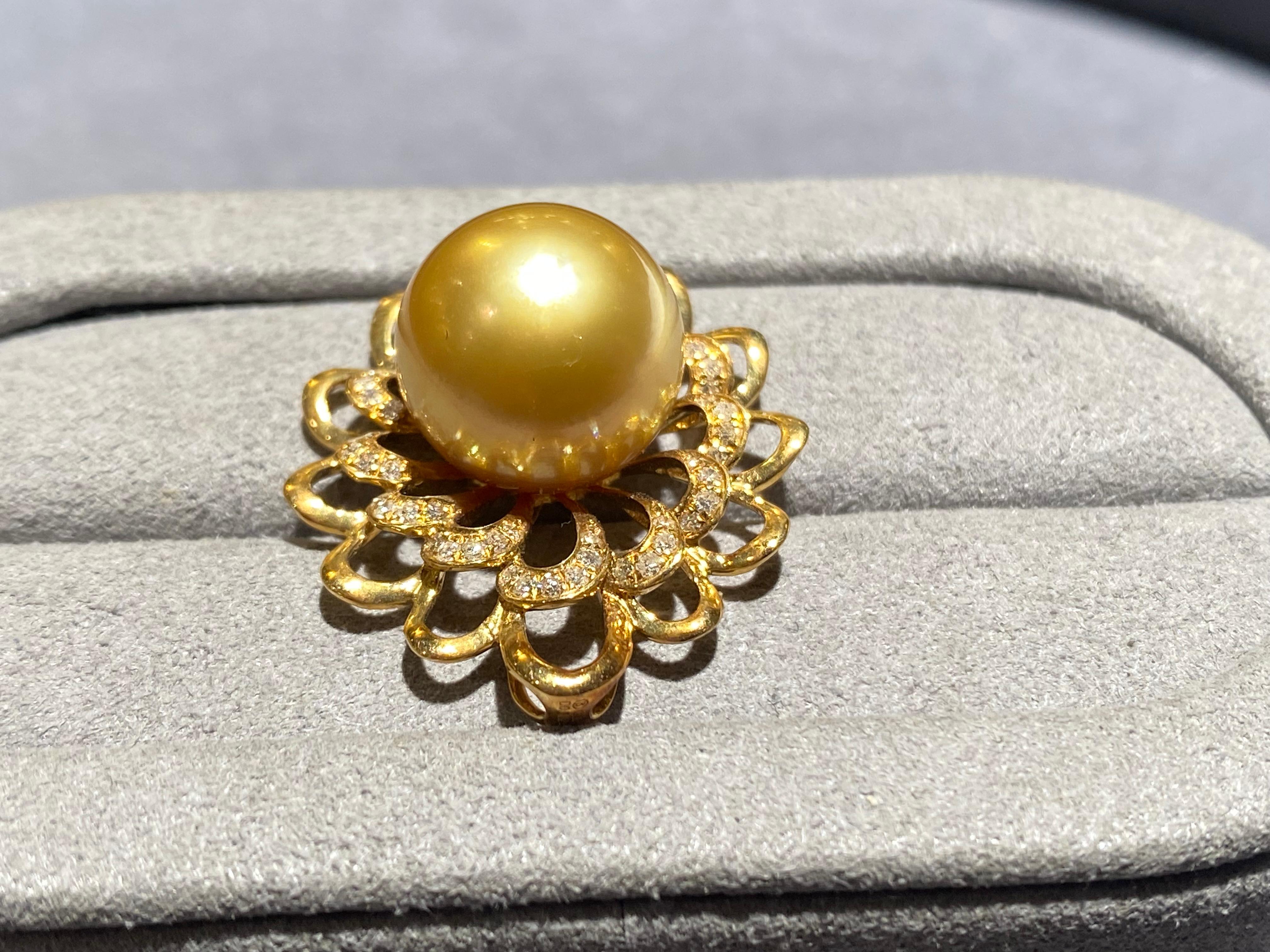 Contemporain Pendentif en or jaune 18 carats avec perles des mers du Sud de couleur dorée profonde et diamants en vente