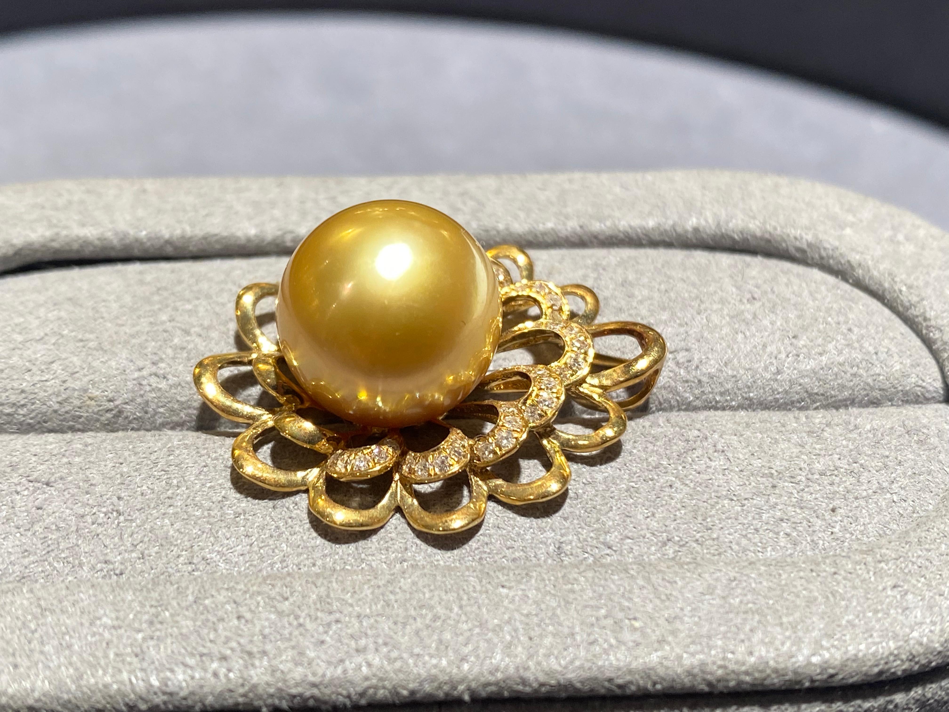 Perle Pendentif en or jaune 18 carats avec perles des mers du Sud de couleur dorée profonde et diamants en vente