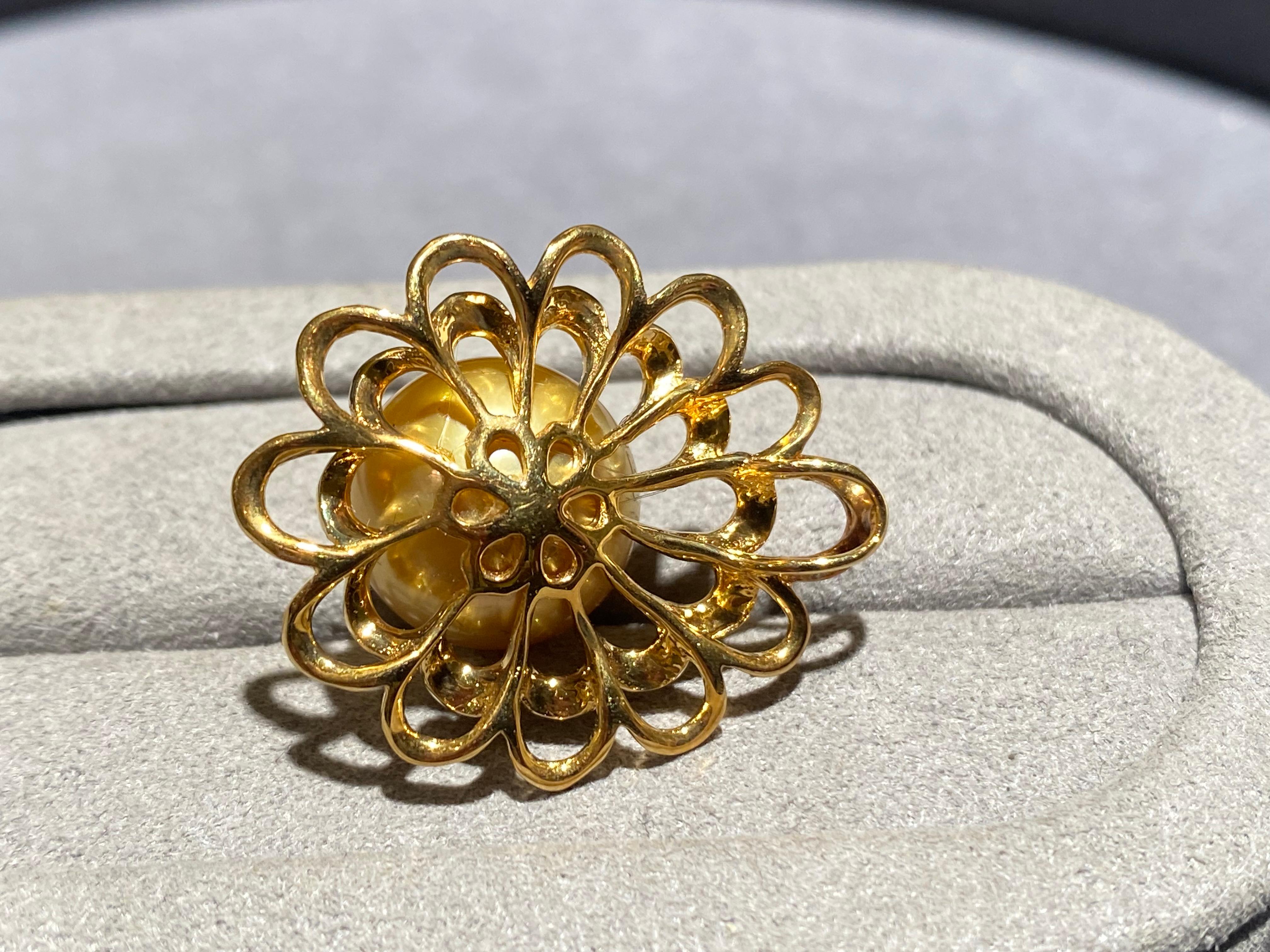 Pendentif en or jaune 18 carats avec perles des mers du Sud de couleur dorée profonde et diamants Neuf - En vente à Melbourne, AU