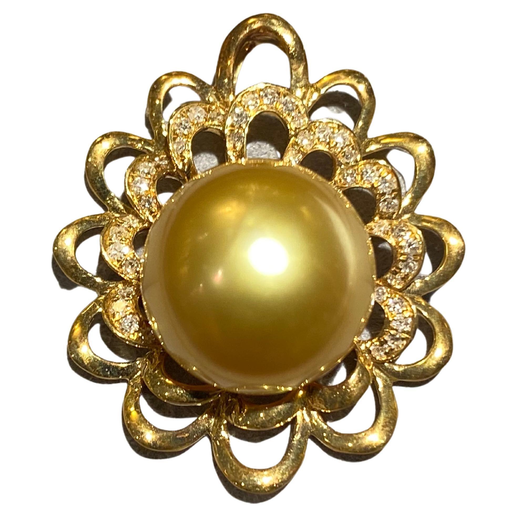 Pendentif en or jaune 18 carats avec perles des mers du Sud de couleur dorée profonde et diamants en vente