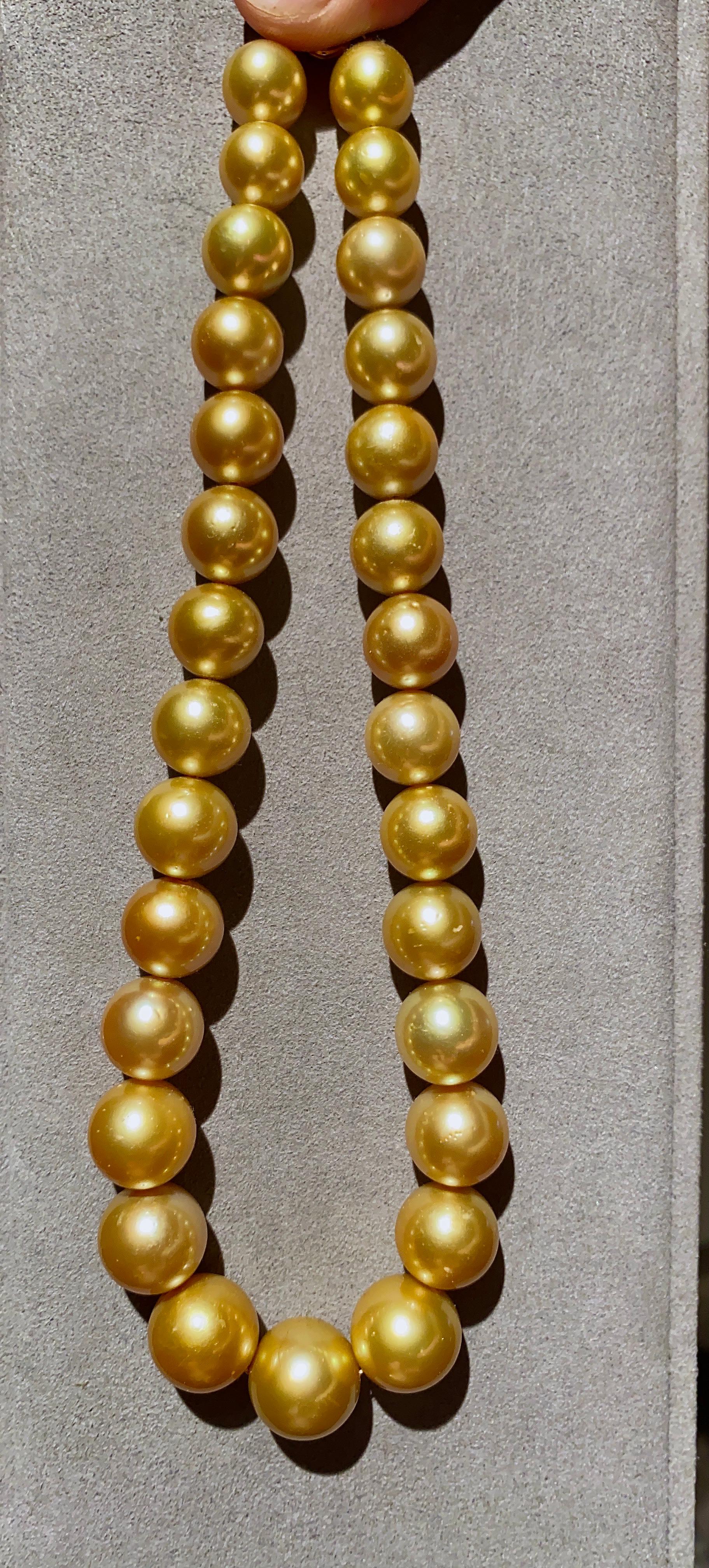 Eostre Tiefgoldene Südseeperlenkette mit 18 Karat Rubin und Diamantverschluss (Perle) im Angebot