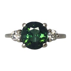 Tiefgrüner 2::16 Karat Turmalin und Diamant Trilogie Drei-Stein-Ring aus Weißgold