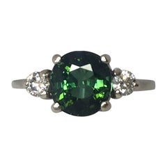 Bague en or blanc à trois pierres:: trilogie de tourmalines vert foncé de 2::16 carats et de diamants