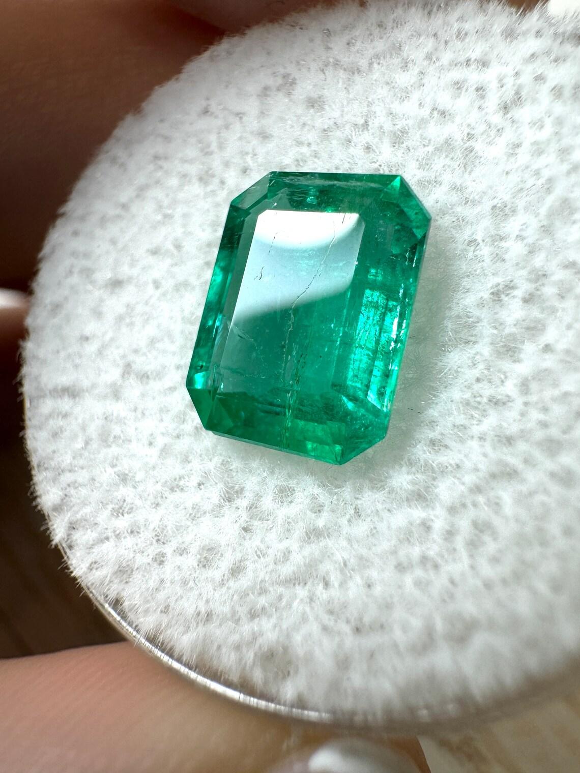 Stein: Smaragd
Gewicht: 2,50 Karat
Form: Smaragd-Schliff
Klarheit: Transparent
Lüster: Sehr gut
Farbe: Tiefgrün
Abmessungen: 9,95 mm x 7,54 mm x 4,39 mm
Geografische Herkunft: Kolumbien
Behandlung: Natürlich, Ölen

Anmerkungen: Dieser Smaragd