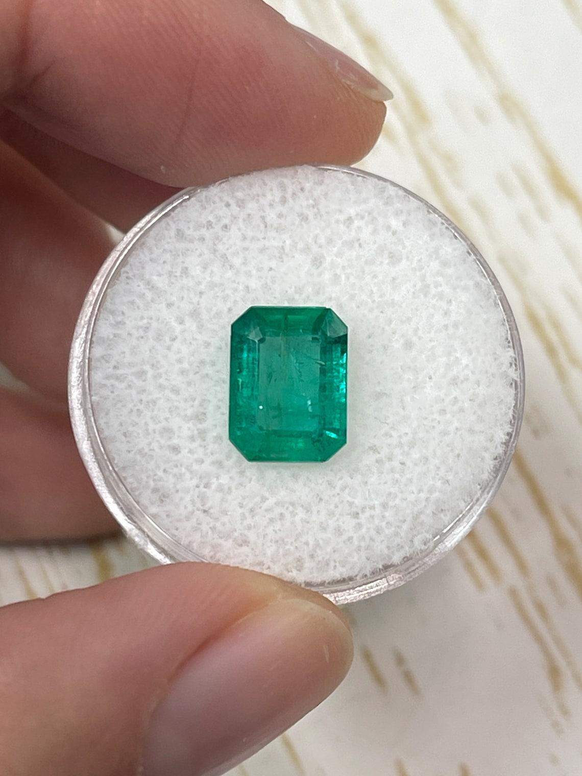 Tiefgrüner 2,50 Karat Classic Smaragd-Schliff kolumbianischer Smaragd Edelstein - Mai-Geburtsstein (Moderne) im Angebot