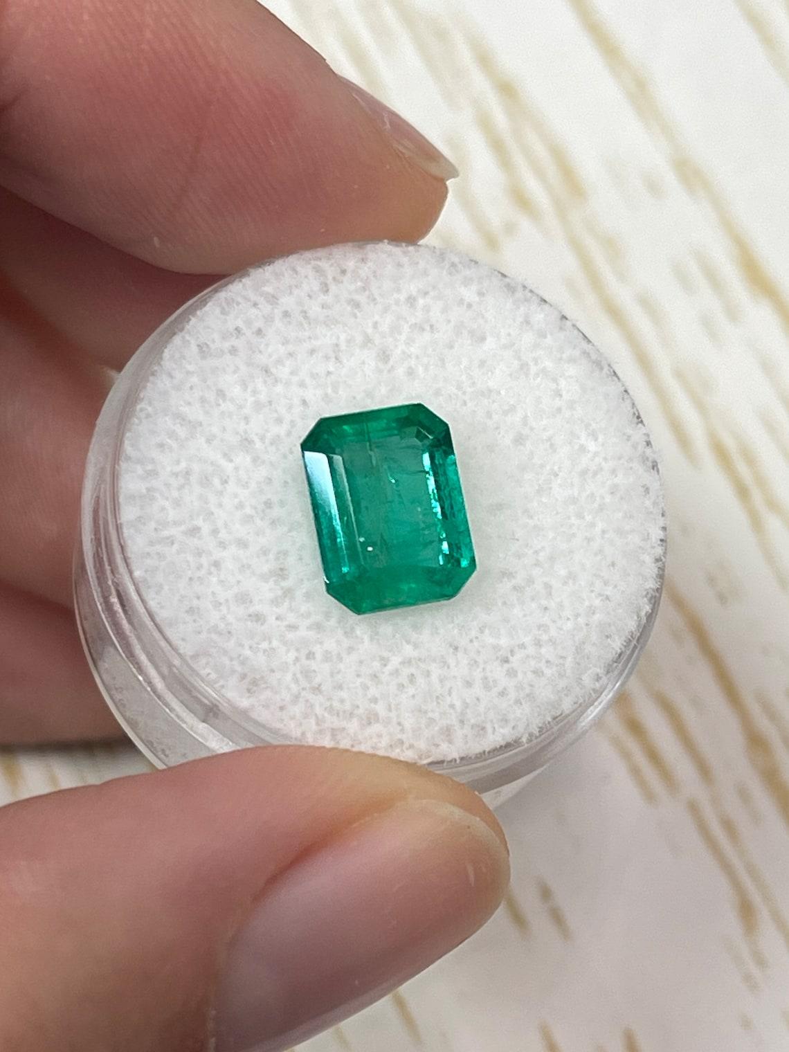 Tiefgrüner 2,50 Karat Classic Smaragd-Schliff kolumbianischer Smaragd Edelstein - Mai-Geburtsstein (Smaragdschliff) im Angebot