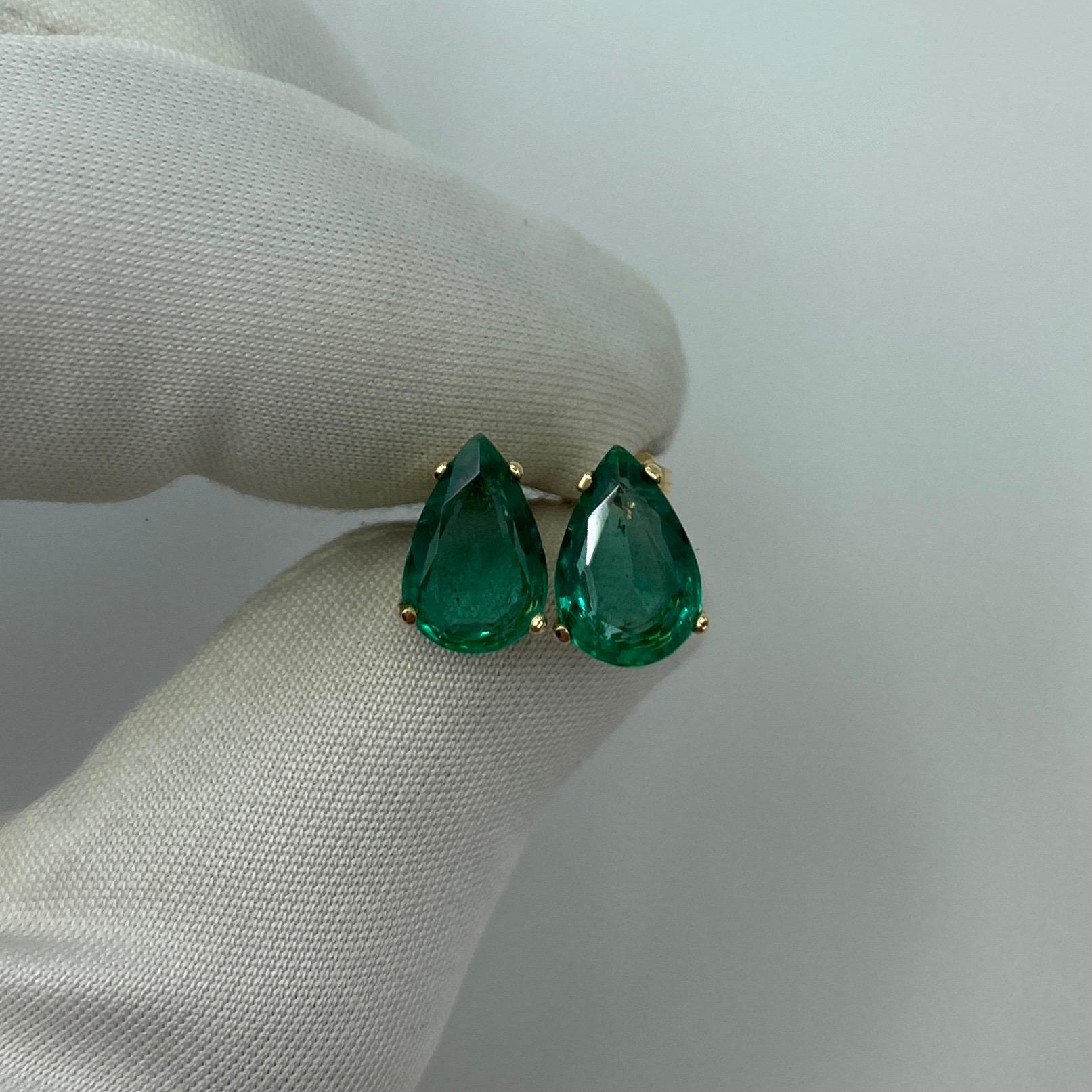 Deep Green 2.80 Carat Emerald Yellow Gold Earring Studs Pear Teardrop Cut For Sale 7