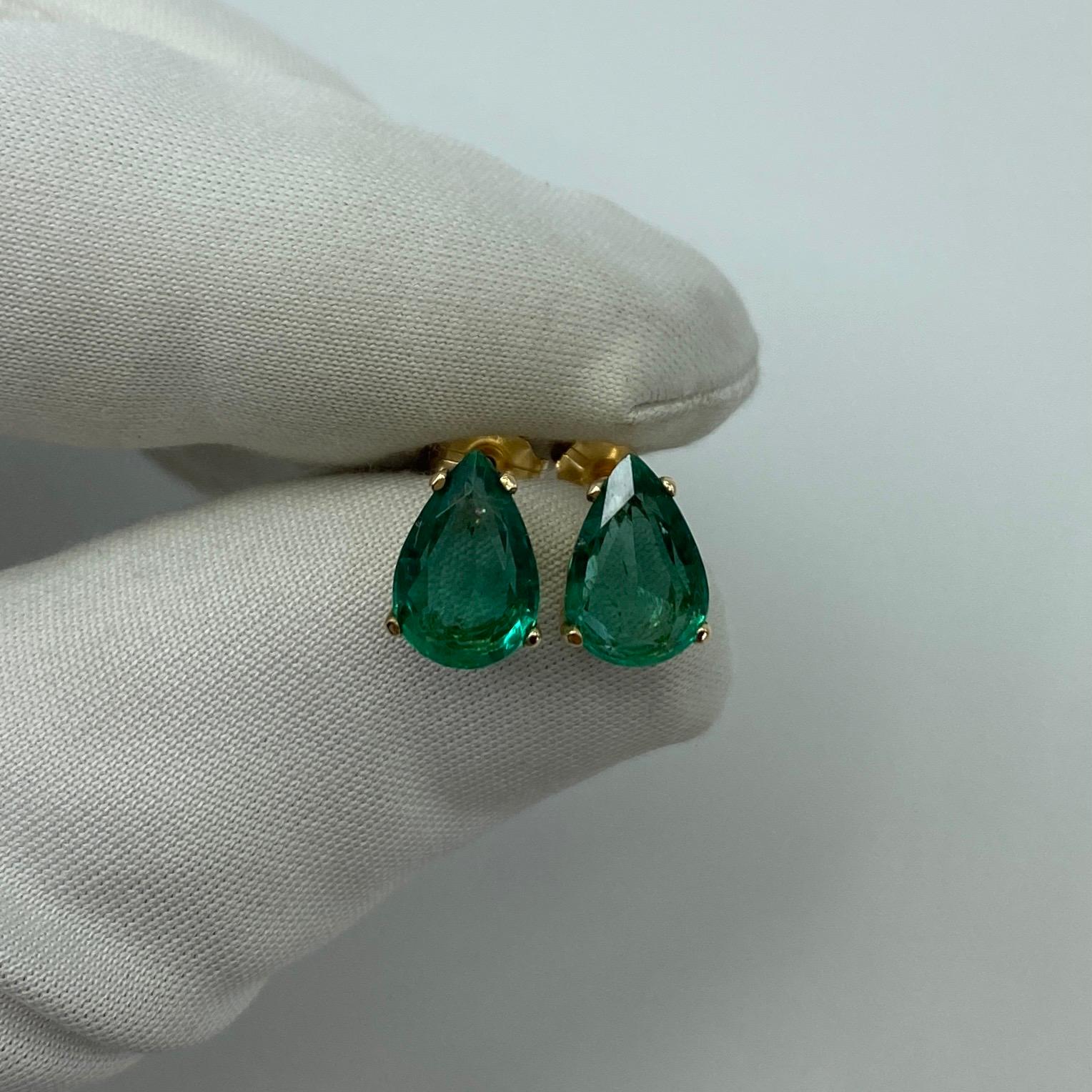 Women's or Men's Deep Green 2.80 Carat Emerald Yellow Gold Earring Studs Pear Teardrop Cut For Sale