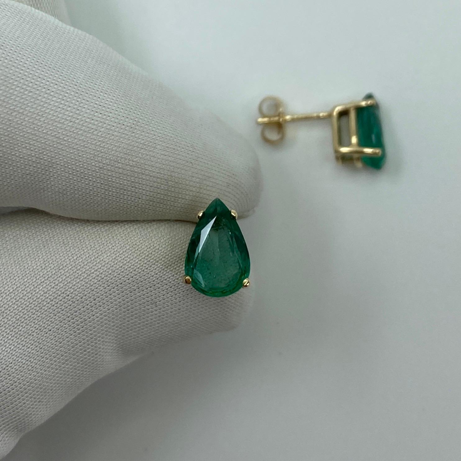 Deep Green 2.80 Carat Emerald Yellow Gold Earring Studs Pear Teardrop Cut For Sale 1