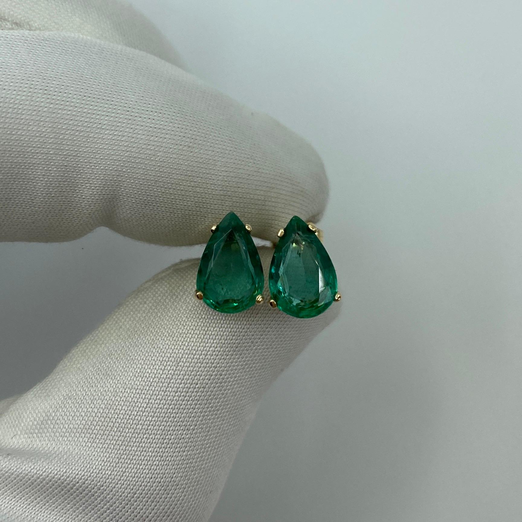 Deep Green 2.80 Carat Emerald Yellow Gold Earring Studs Pear Teardrop Cut For Sale 2