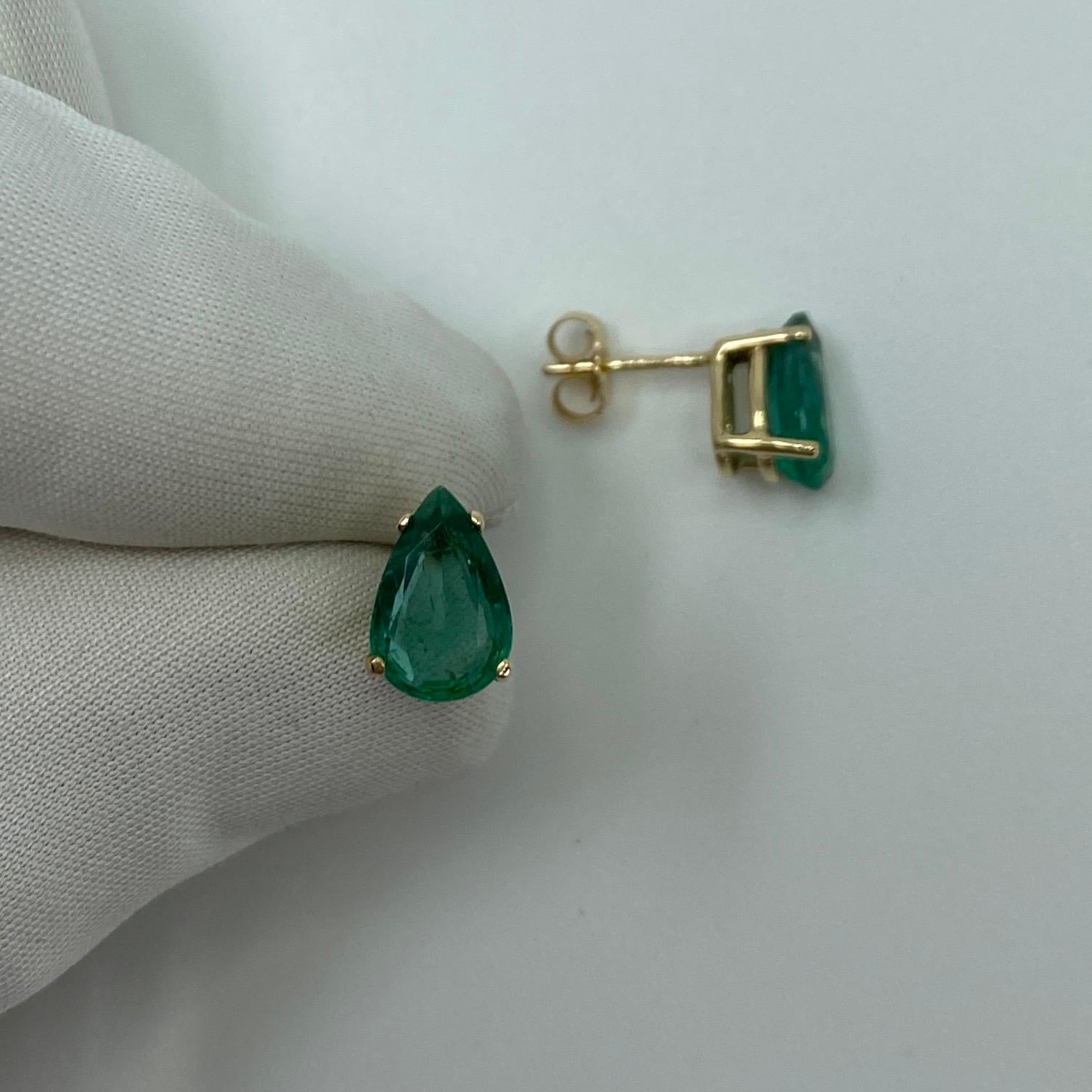 Deep Green 2.80 Carat Emerald Yellow Gold Earring Studs Pear Teardrop Cut For Sale 4