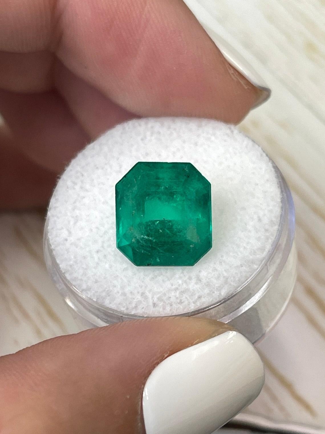 A. Stone: Smeraldo
Peso: 5,91 carati
Forma: Taglio smeraldo
Chiarezza: Trasparente
Lucentezza: Molto buono
Colore: Greene & Greene profondo
Misure: 11,61 mm x 10,67 mm x 8,15 mm
Origine geografica: Colombia
Trattamento: Naturale, oliatura

Commenti: