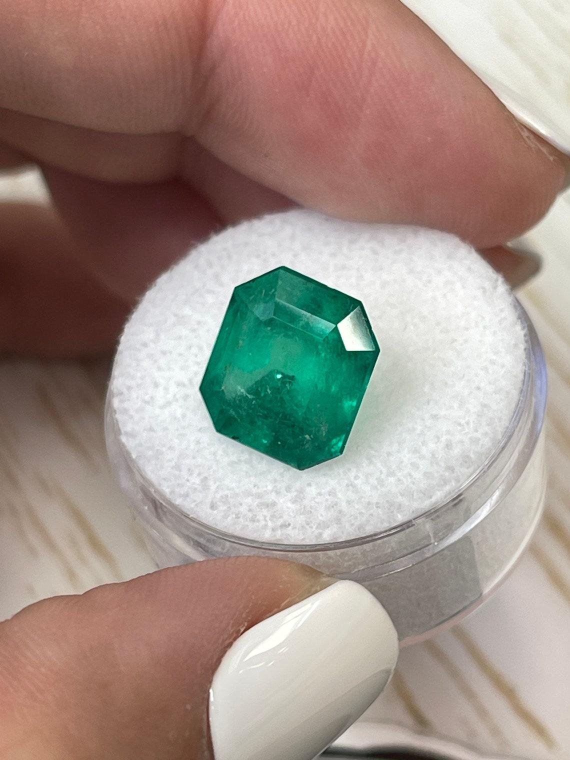 Moderno Gemma di smeraldo colombiano di 5,91 carati taglio smeraldo - Pietra di nascita di maggio in vendita